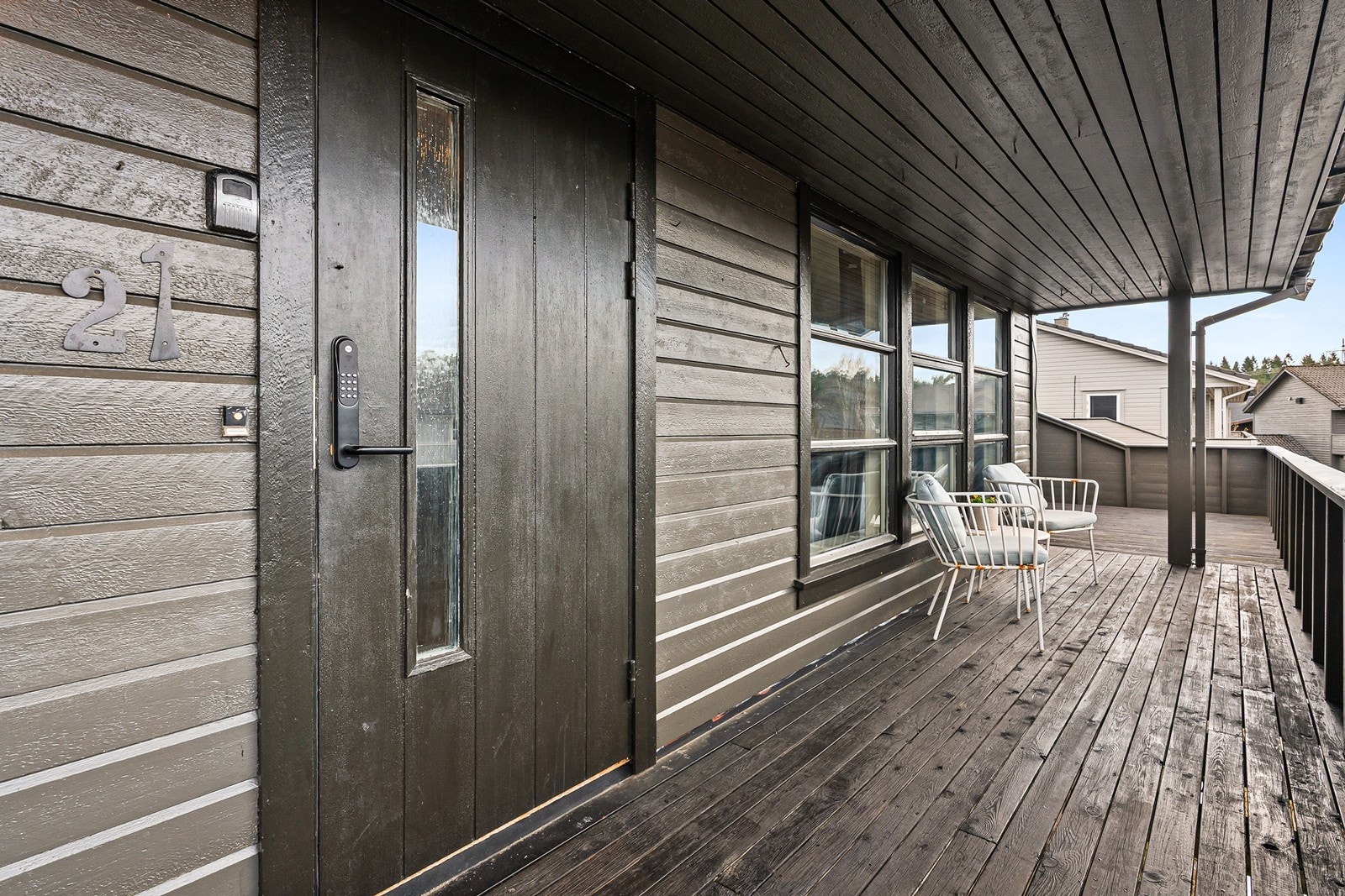 Inngangspartiet er en del av terrassen. Svært praktisk med takoverbygg på deler av terrassen, slik at man blir skjermet for vær og vind. Galleribilde