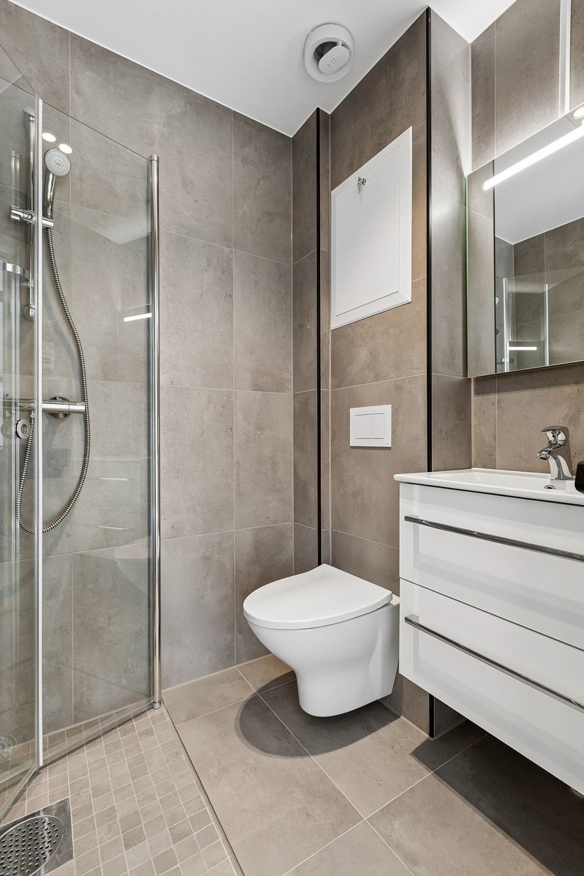 MODERNE INNREDNING OG DUSJHJØRNE MED INNFELLBARE DUSJVEGGER