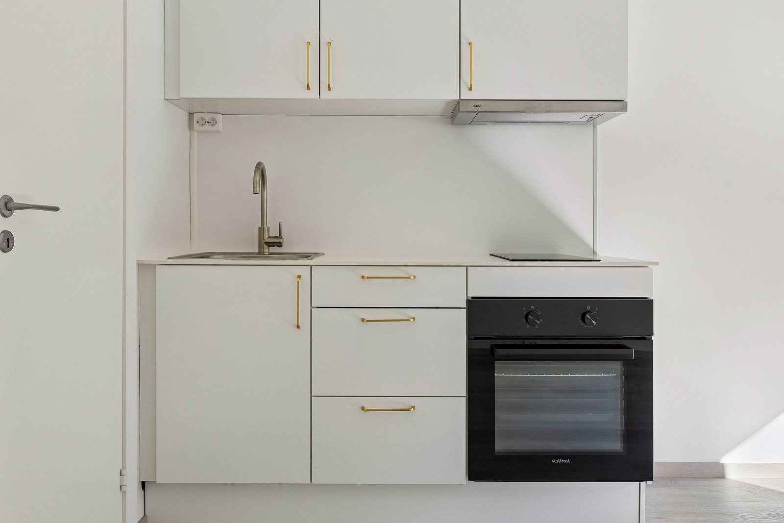 FINE DETALJER PÅ NYRENOVERT KJØKKEN