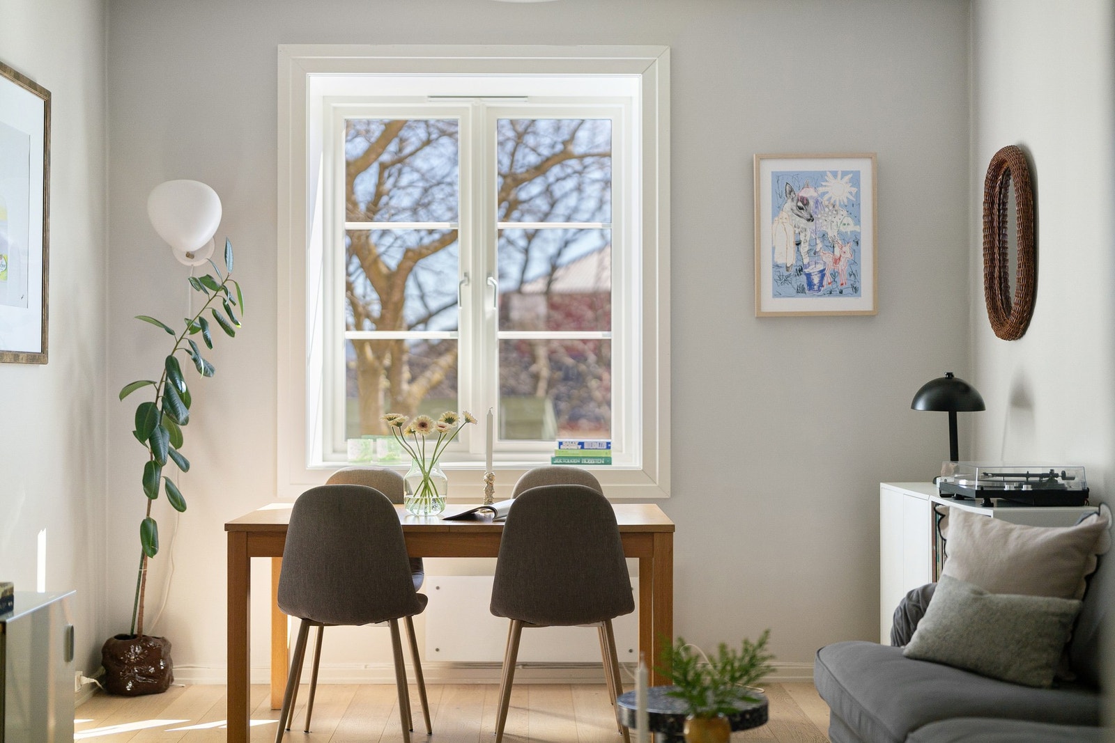 Store vindusflater fra 2018. Stuen vender mot grønn og stille bakgård. Galleribilde