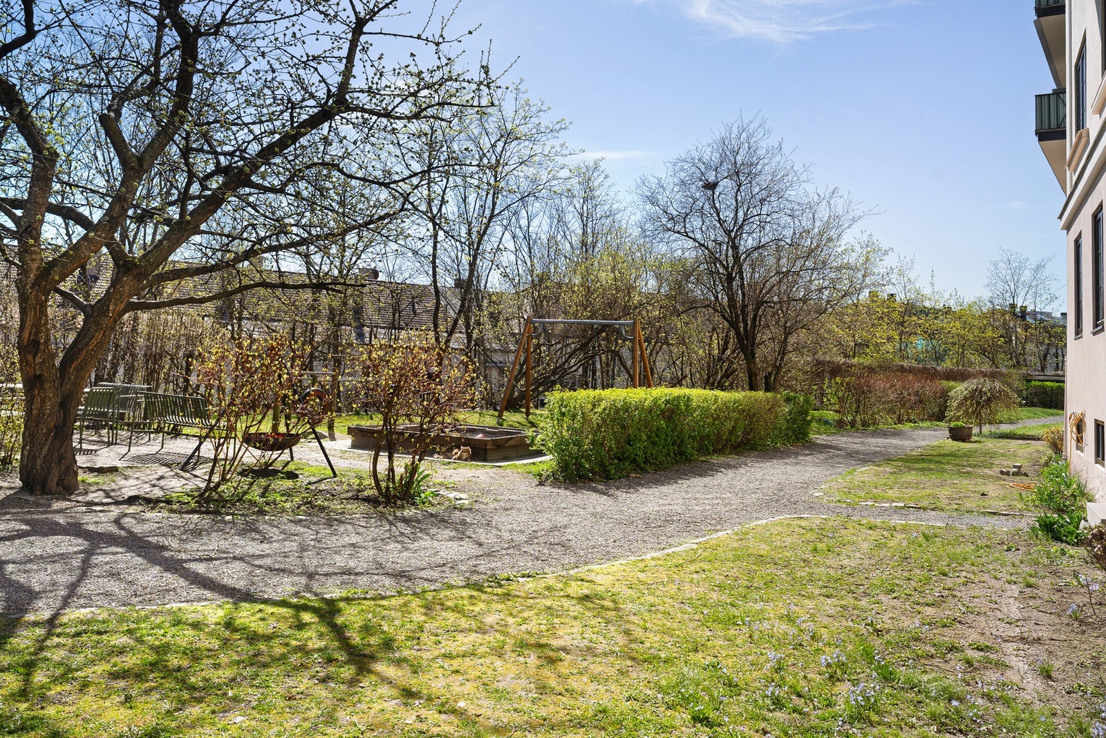 Bygården ligger pent til i en rolig gate med gåavstand til "alt". Fra leiligheten har du en fantastisk utsikt som strekker seg over nærområdet. Galleribilde