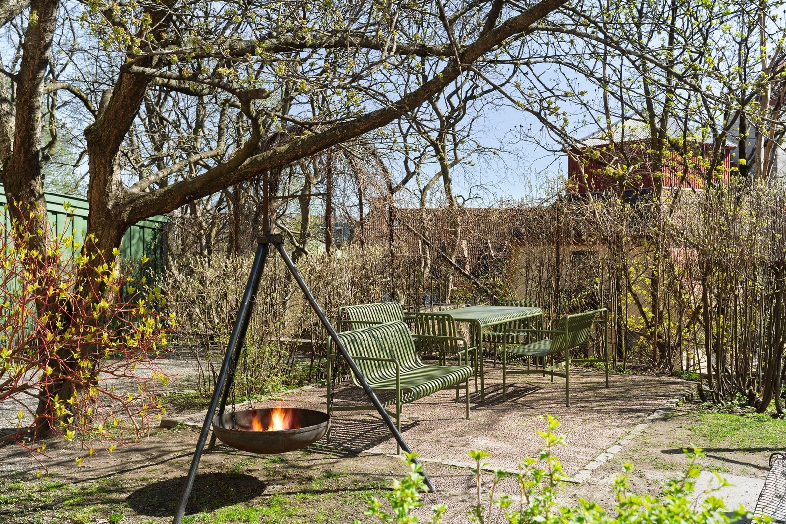Pene fellesområder med grillmuligheter og sittegrupper disponible for beboere. Galleribilde
