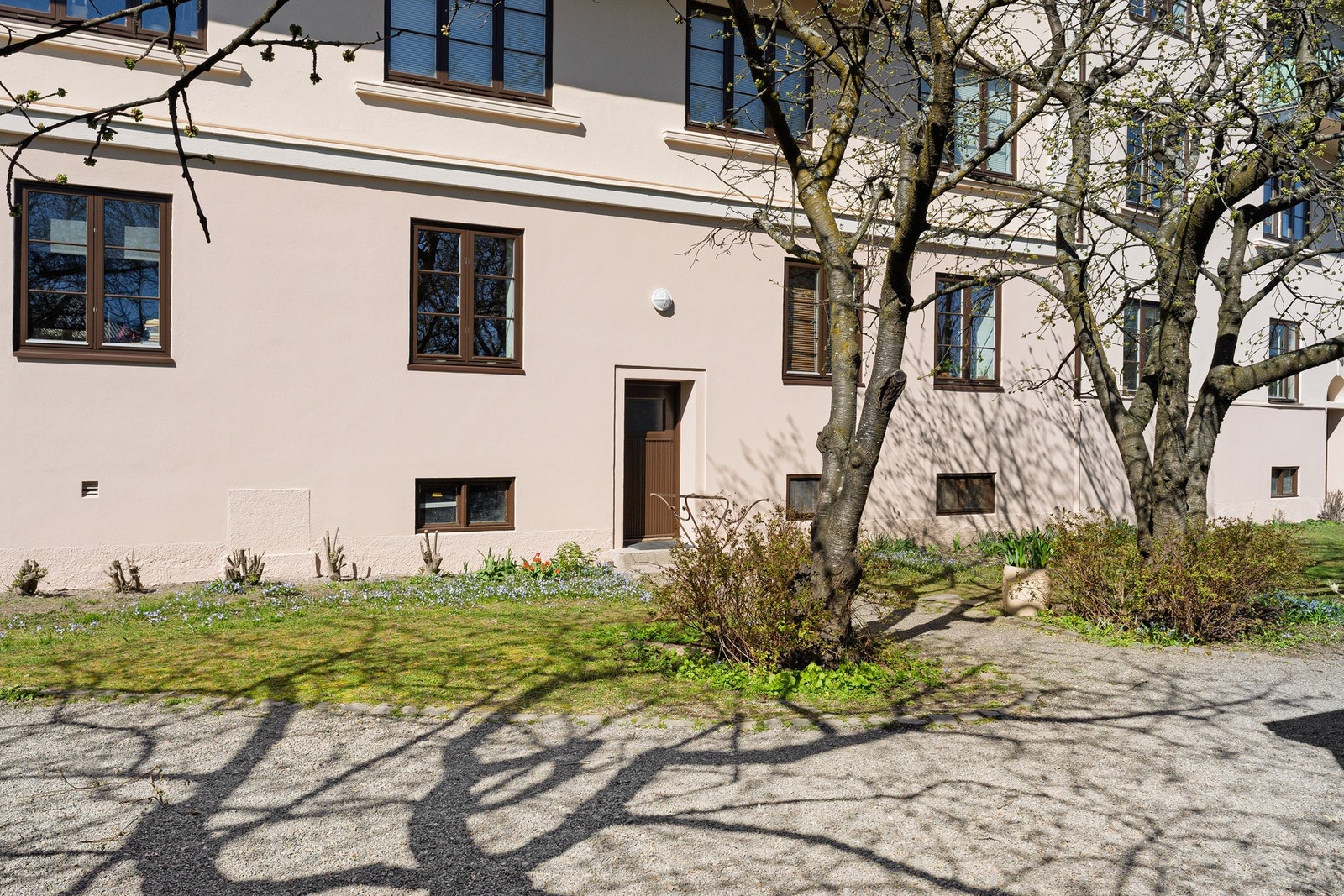 Leiligheten er omkranset av frodige forhager og grønne bakgårder. Galleribilde