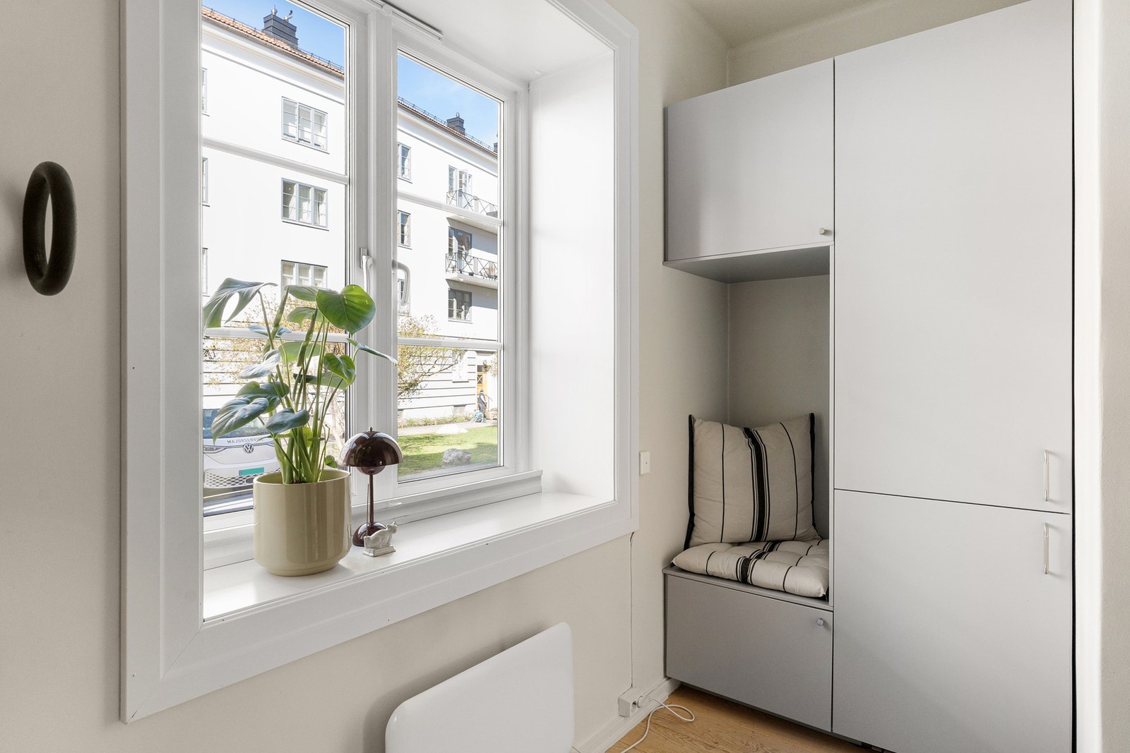 Innredningen er fra 2022 og har glatte, fabrikklakkerte fronter og slitesterk benkeplate i laminat. Galleribilde