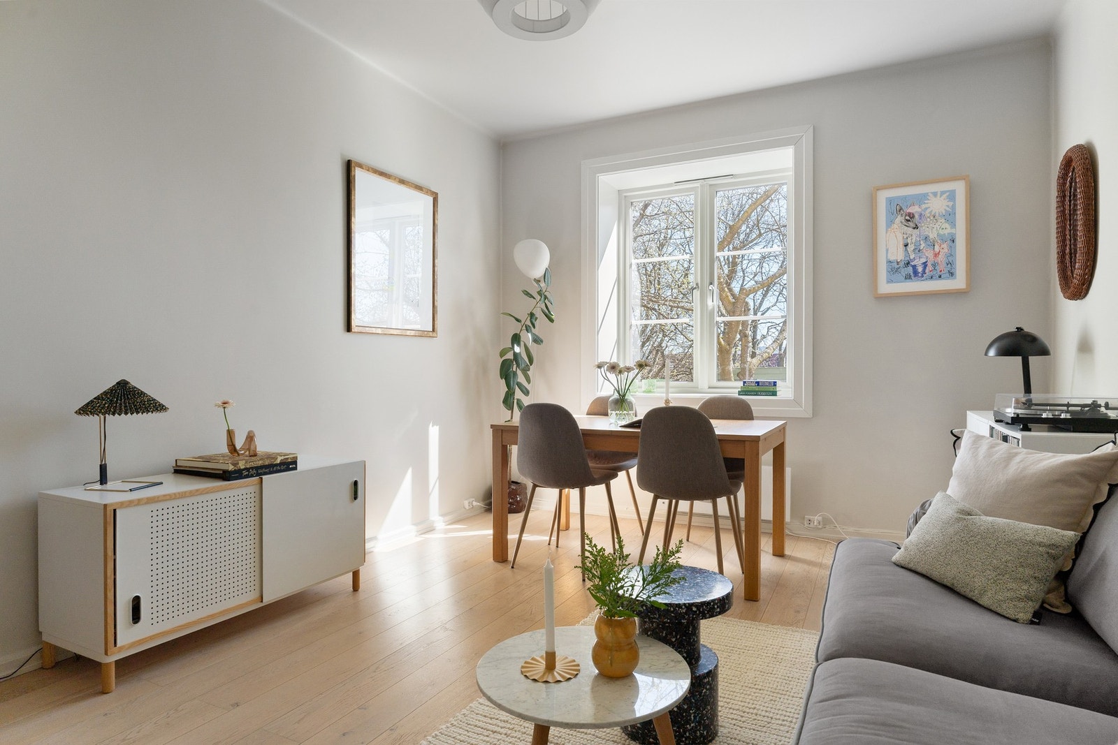 Rommet oppleves trivelig og fleksibelt, med gode møbleringsmuligheter for både sofagruppe og spiseplass. Galleribilde