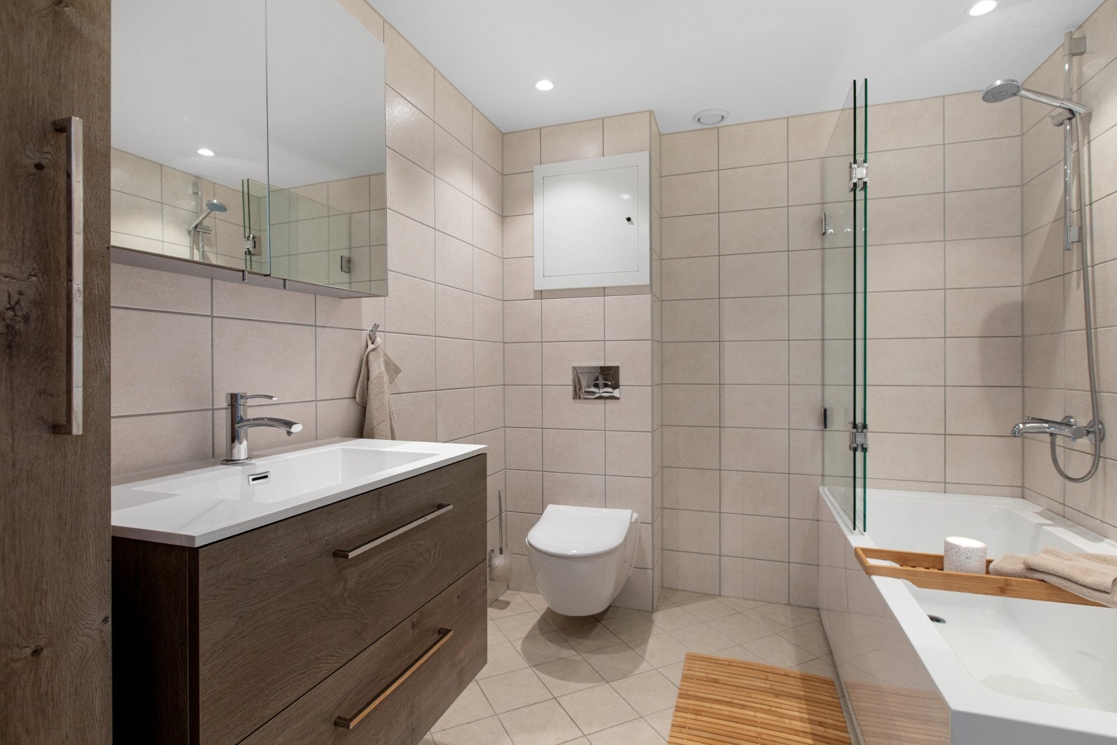 Flislagt og delikat baderom fra 2019, pusset opp i regi av borettslaget. Badet har downlights og gulvvarme som gir god komfort i hverdagen. Galleribilde