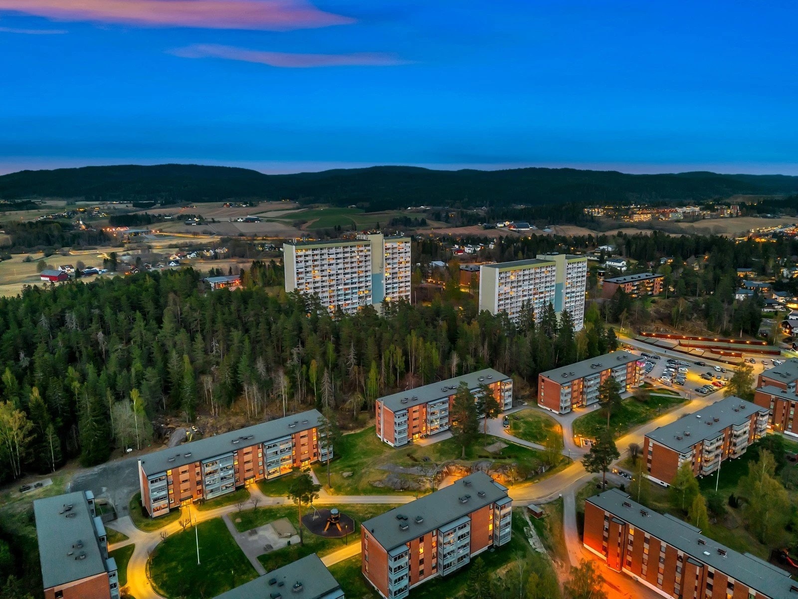 Leiligheten har en populær beliggenhet i et meget sentralt og attraktivt boligområde i Lørenskog kommune, mellom Metro senter og Lørenskog Storsenter Triaden. Galleribilde