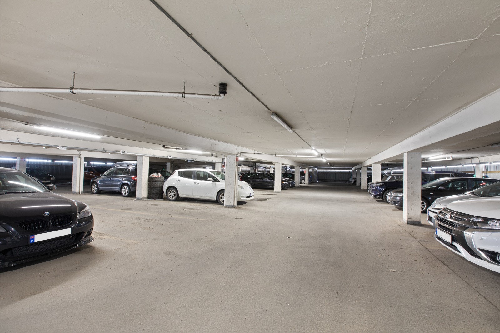 Alle andeler har egen garasjeplass i felles garasjeanlegg. Det er mulighet for tilrettelegging for el-bil lading ved henvendelse til styret. Galleribilde