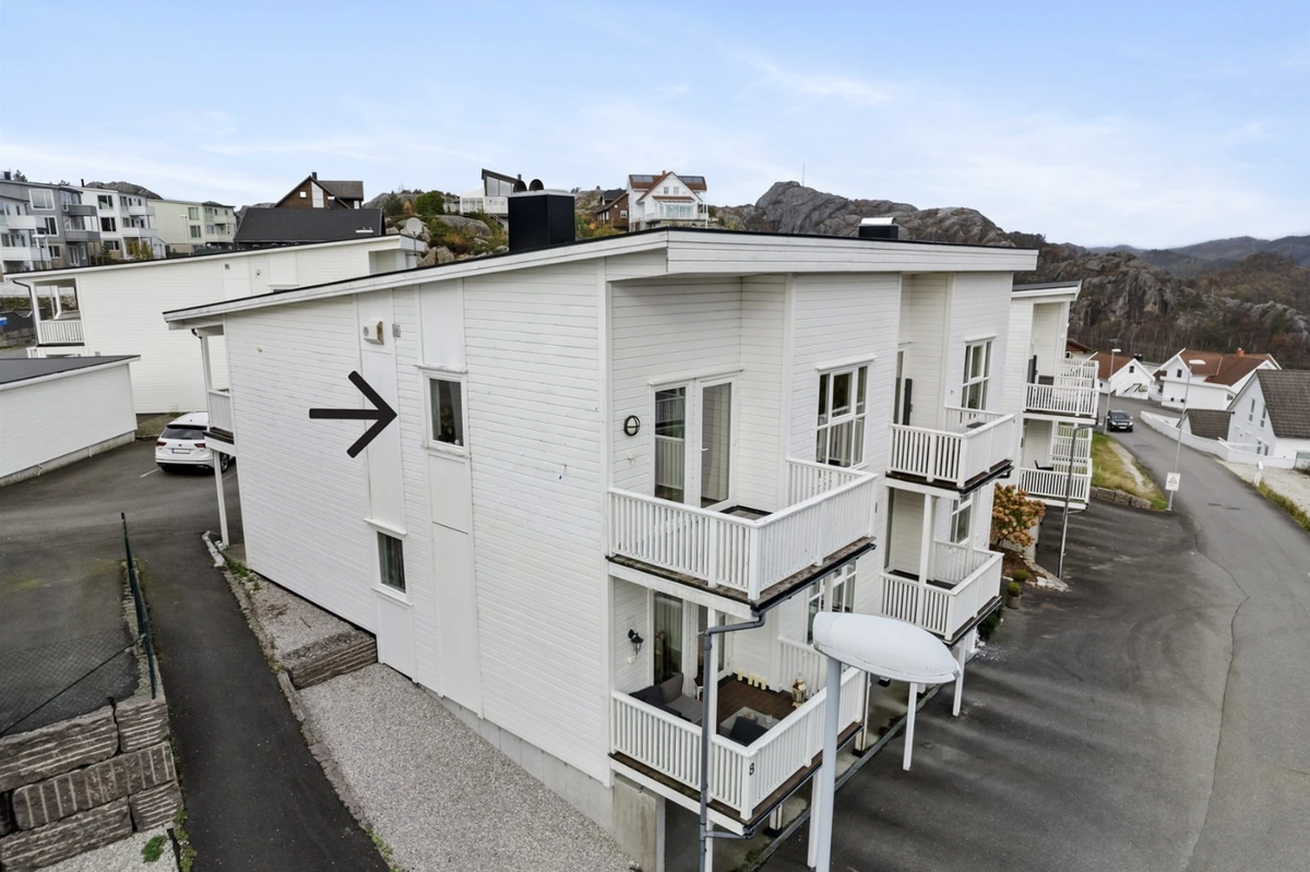 Fremside med balkong og carport under Galleribilde