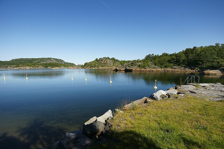 Utenfor stranden i Barkevik er det en koselig liten skjærgård Galleribilde