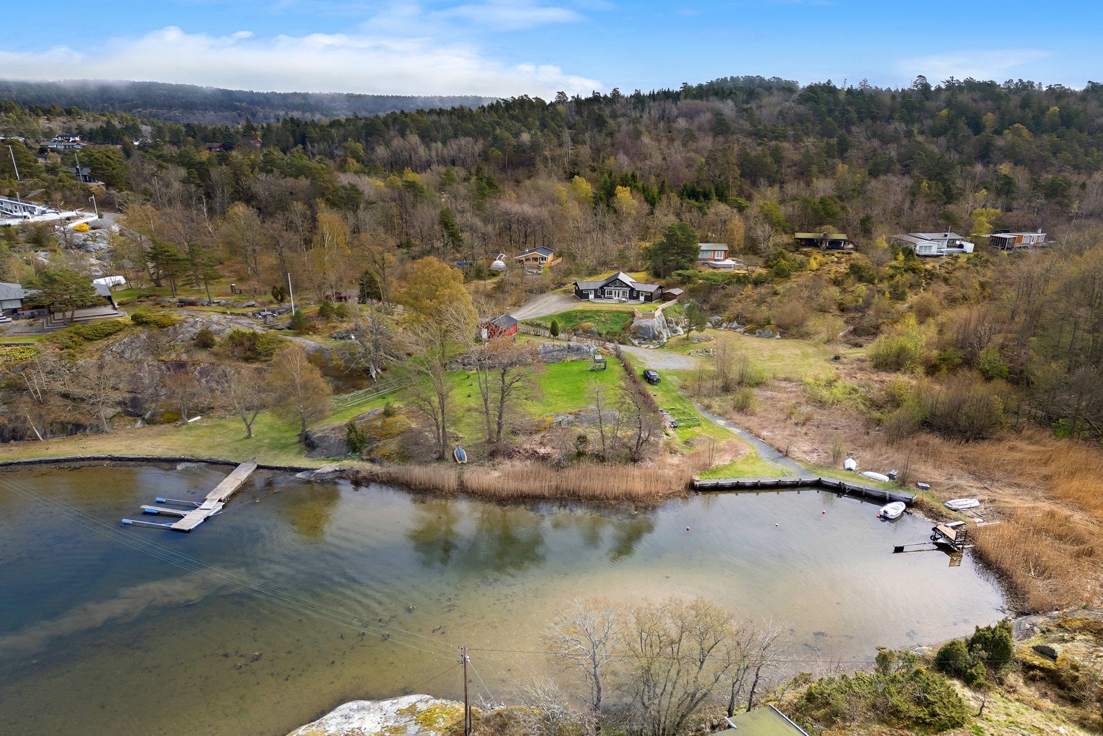 Hytta ligger ved Helgeroa med båtplass rett på nedsiden Galleribilde