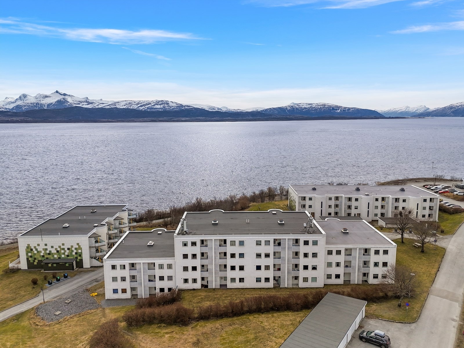 Borettslaget har fin beliggenhet med kort vei til butikk, buss og kyststi. Galleribilde