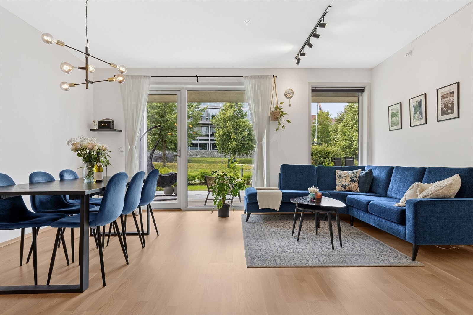 Lys og luftig stue med store vindusflater. Galleribilde