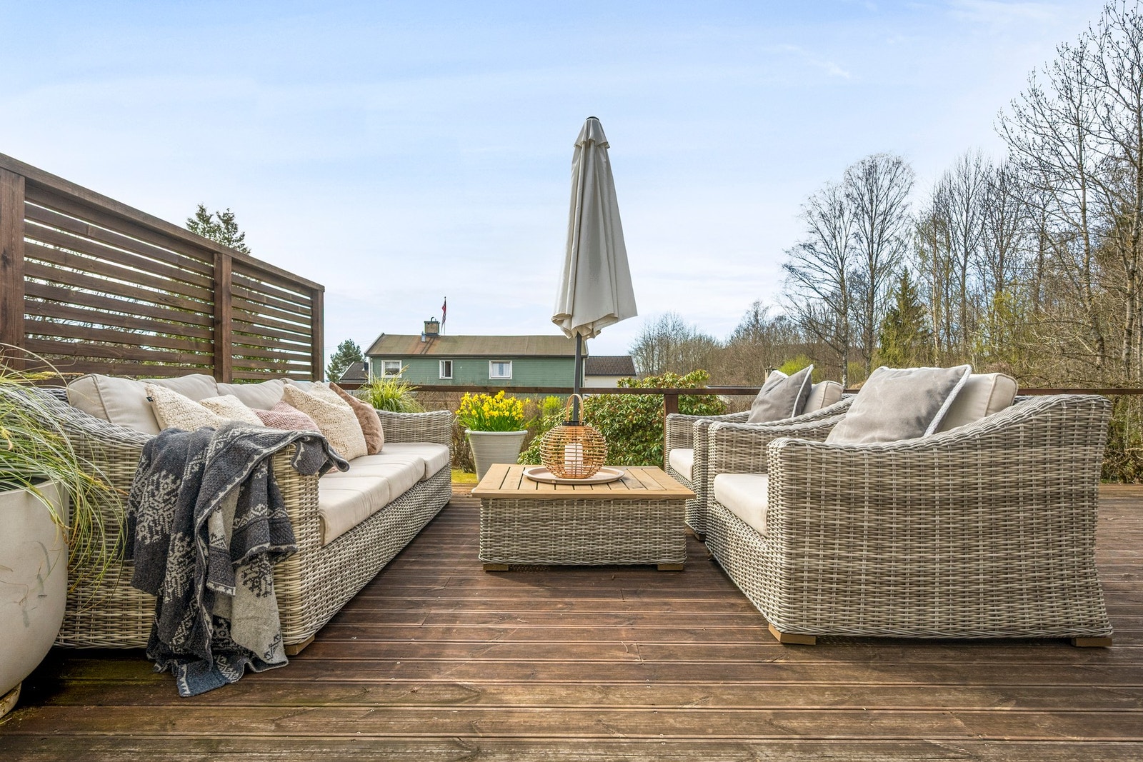Videre fra stuen har du naturlig utgang til en pent opparbeidet terrasse og uteområde på hele 86 kvm. Galleribilde