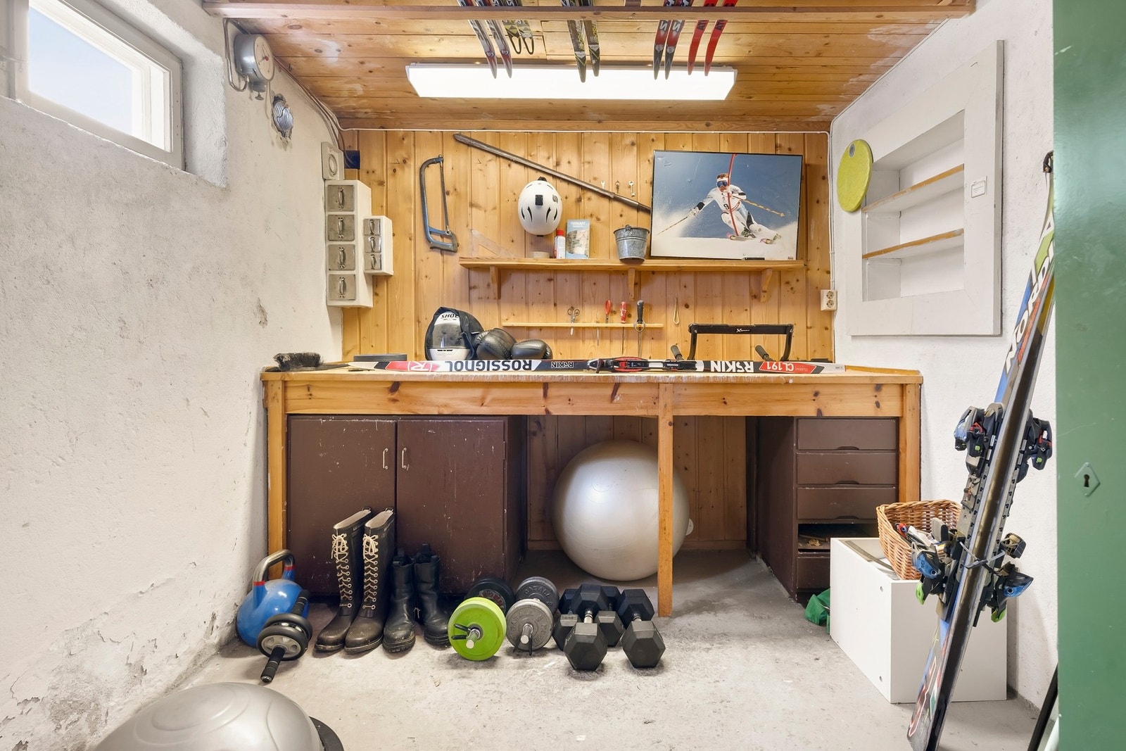 Praktisk bod/smørebod med gode lagringsmuligheter. Galleribilde