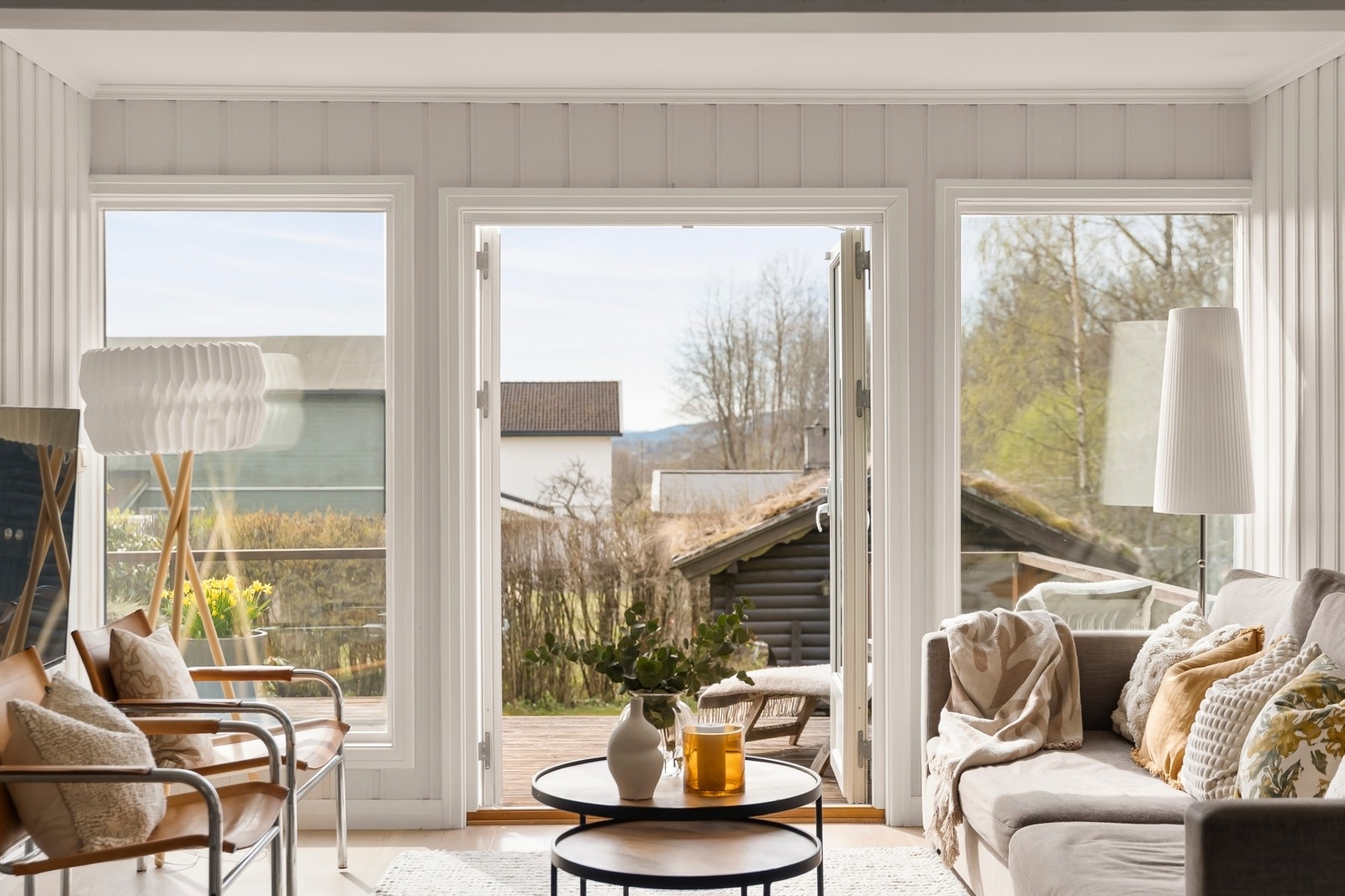 Her har du store vindusflater som gir masse naturlig lysinnslipp inn i boligens sosiale sone. Galleribilde
