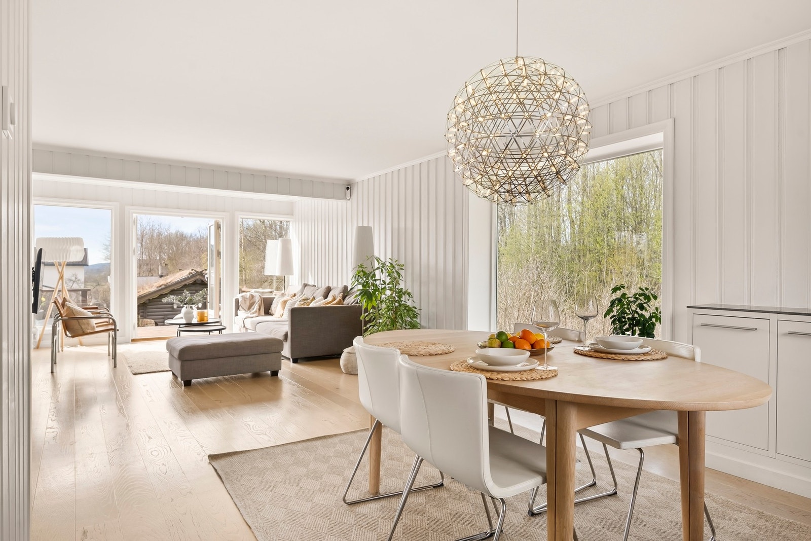 Dette er en innholdsrik enebolig med frittstående dobbelgarasje, beliggende i et rolig og familievennlig område på Tanum. Galleribilde