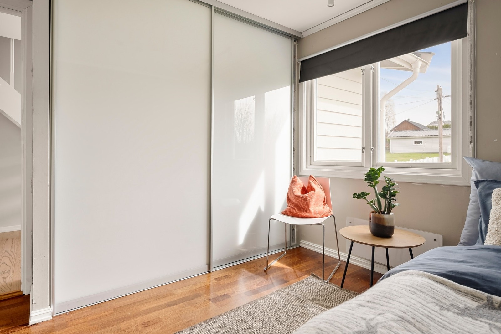 Rommet er romslig og har plass til seng og nattbord, samt innebygd skyvedørsgarderobe. Galleribilde