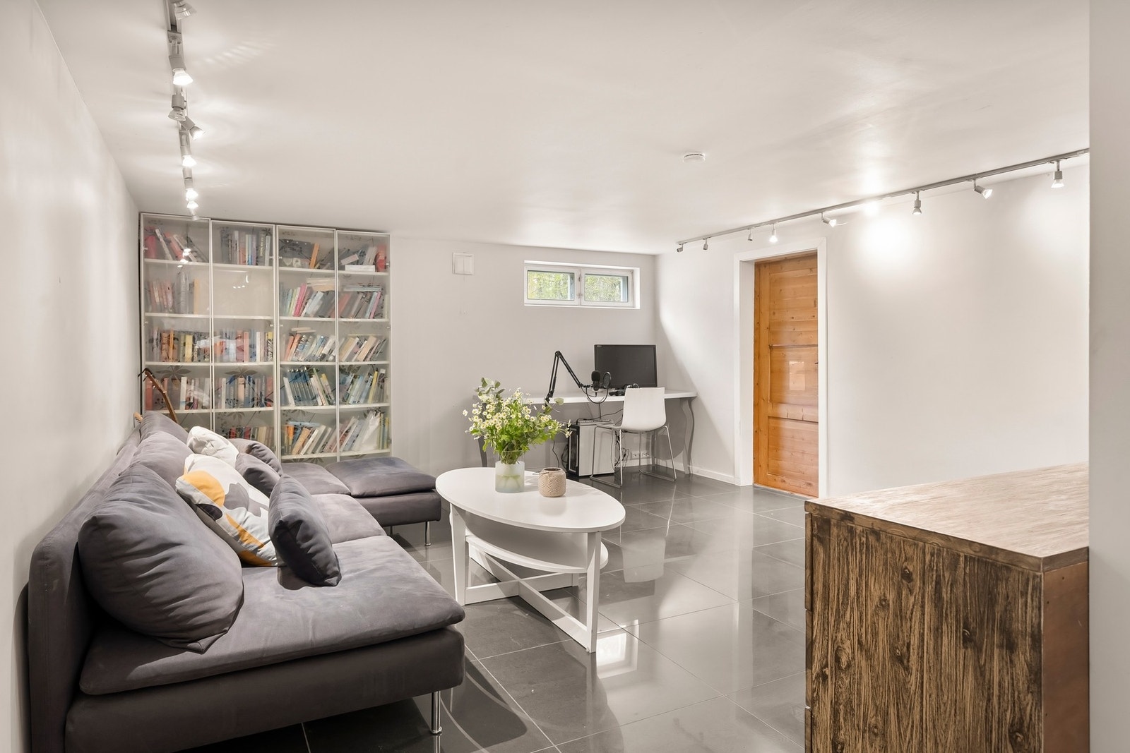 Her er det god plass til å innerede med sofa, TV og annet ønsket møblement. Galleribilde