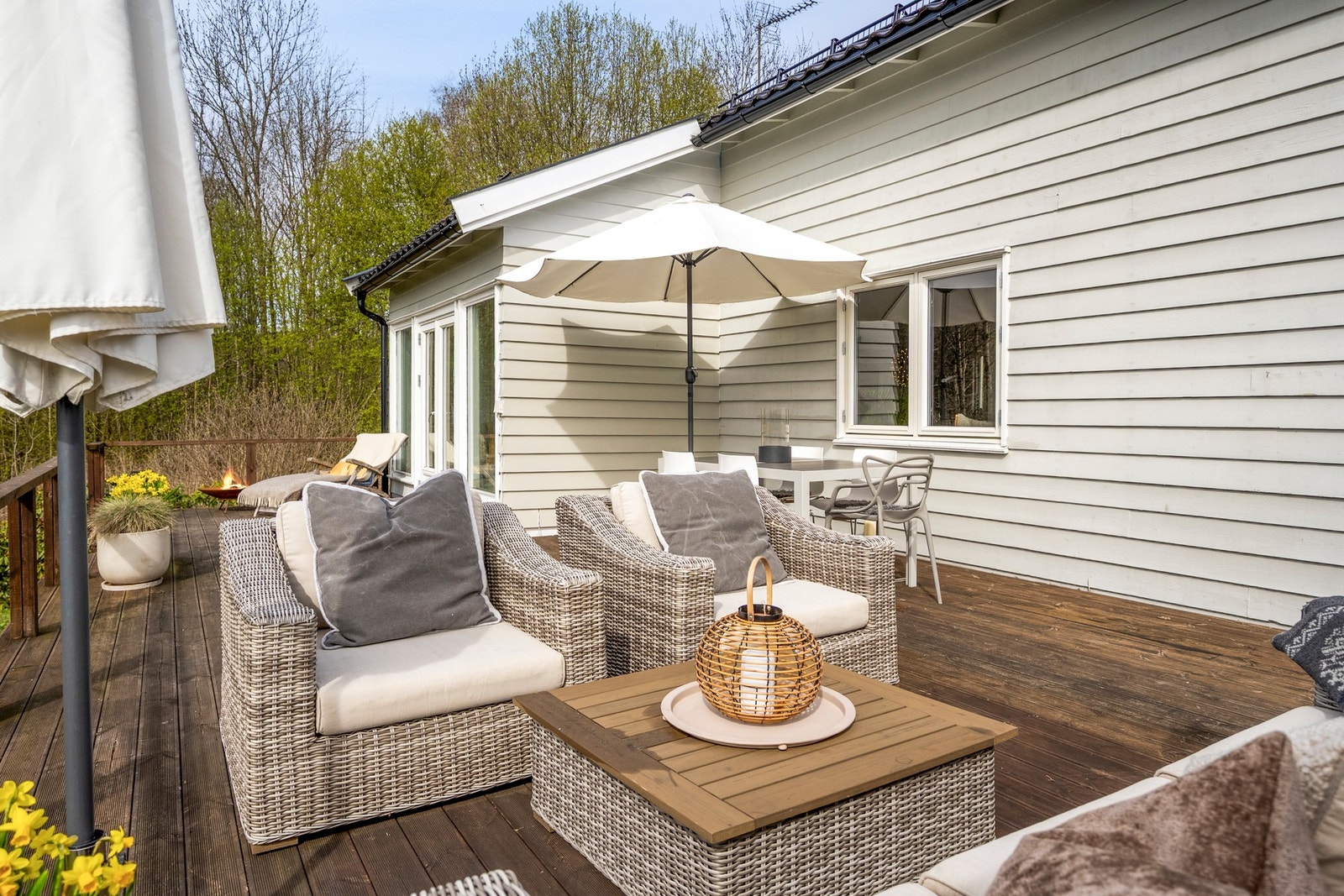 Her er det god plass til sofagruppe, grill og dekorativ beplantning. Galleribilde