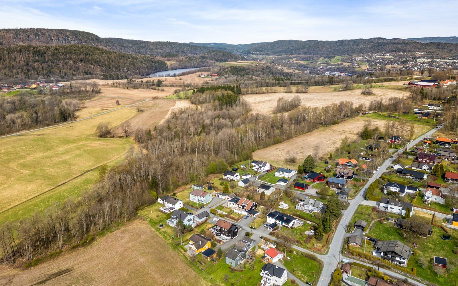 Fra boligen er det kort vei til diverse skole og barnehagetilbud med Tanum skole kun en 10 minutters gåtur unna. Galleribilde