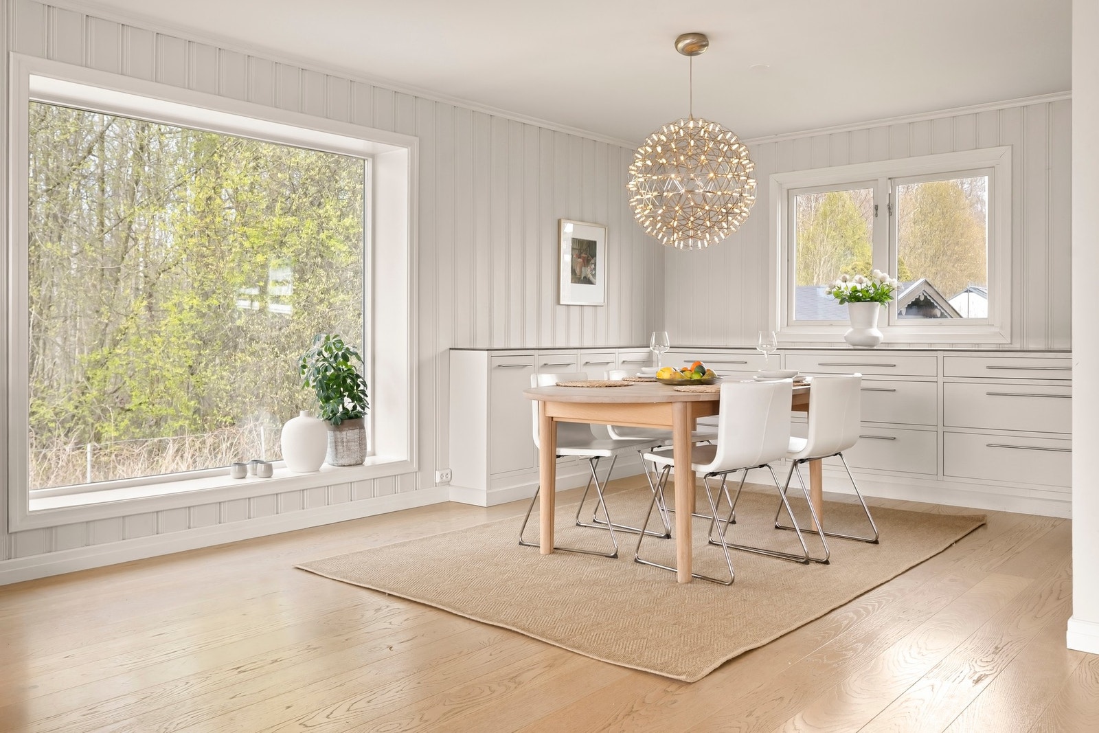 I tilknytning til boligens kjøkken og stue er det god plass til å innrede med langbord eller annen ønsket spisegruppe. Galleribilde