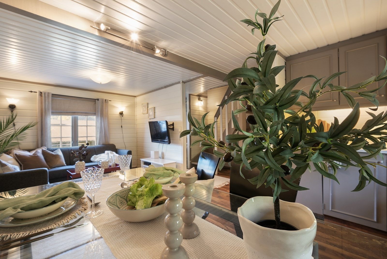Åpen løsning mellom kjøkken og stue. Foto: Boligdrøm. Galleribilde