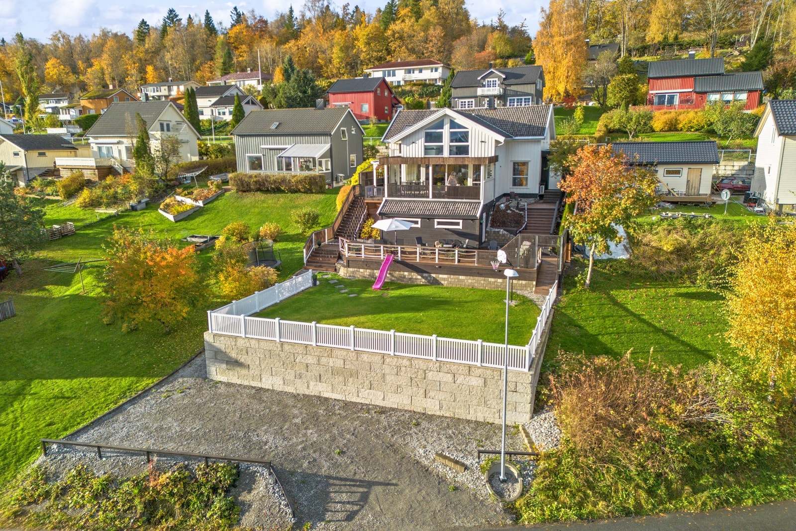 Velkommen til Høvdingvegen 47, presentert av EiendomsMegler 1 v/ Jim Håkon Ryan Karlsen. Foto: ELW media (Espen Wåde) Galleribilde