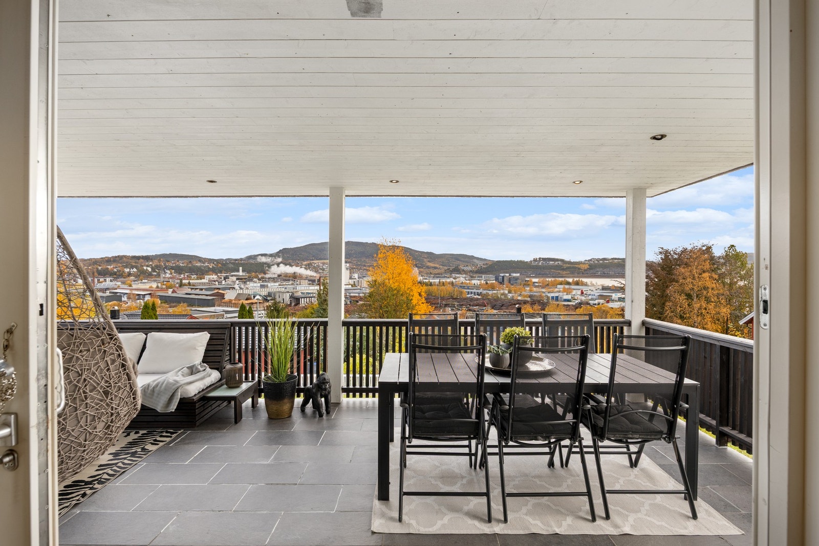 Fra stuen er det utgang til flislagt terrasse med downlights. Med takoverbygg er det lagt til rette for å kunne slappe av utendørs i både sol- og regnvær! Galleribilde
