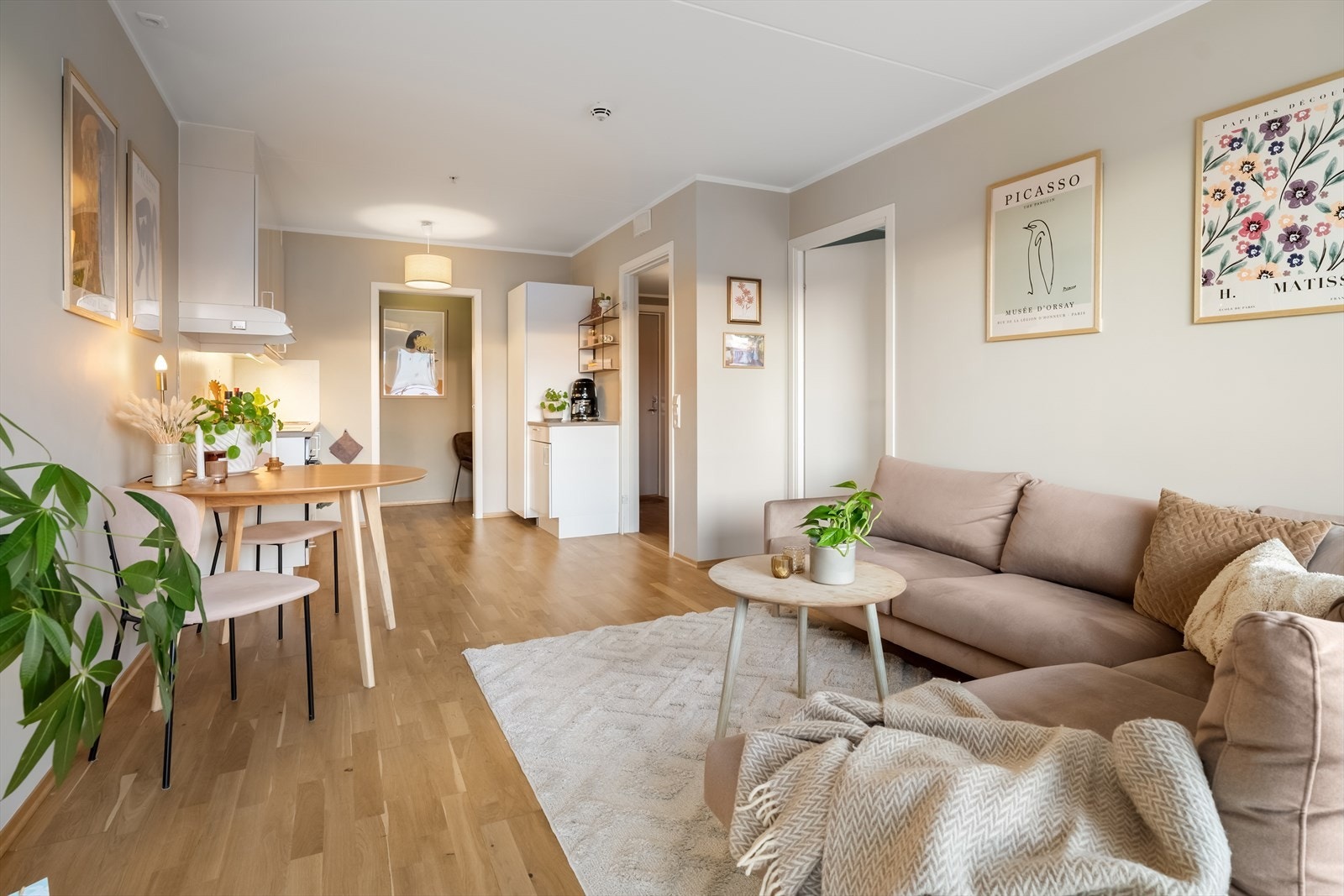 Boligen har en åpen og moderne stue- og kjøkkenløsning som skaper en luftig og sosial atmosfære. Galleribilde