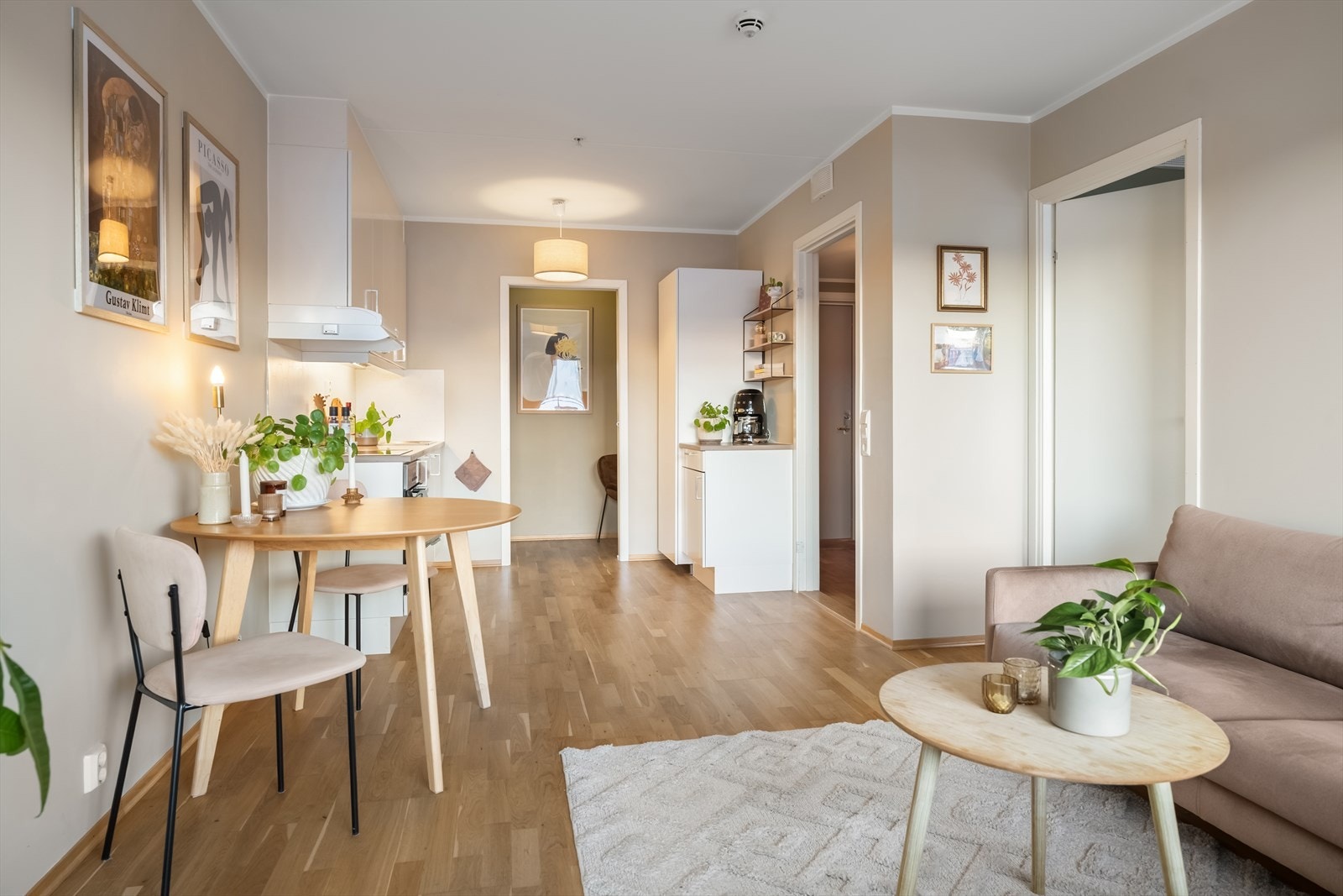 Planløsningen gjør det enkelt å skape naturlige soner for både avslapning, spiseplass og sosialt samvær, samtidig som rommet oppleves luftig og oversiktlig. Galleribilde