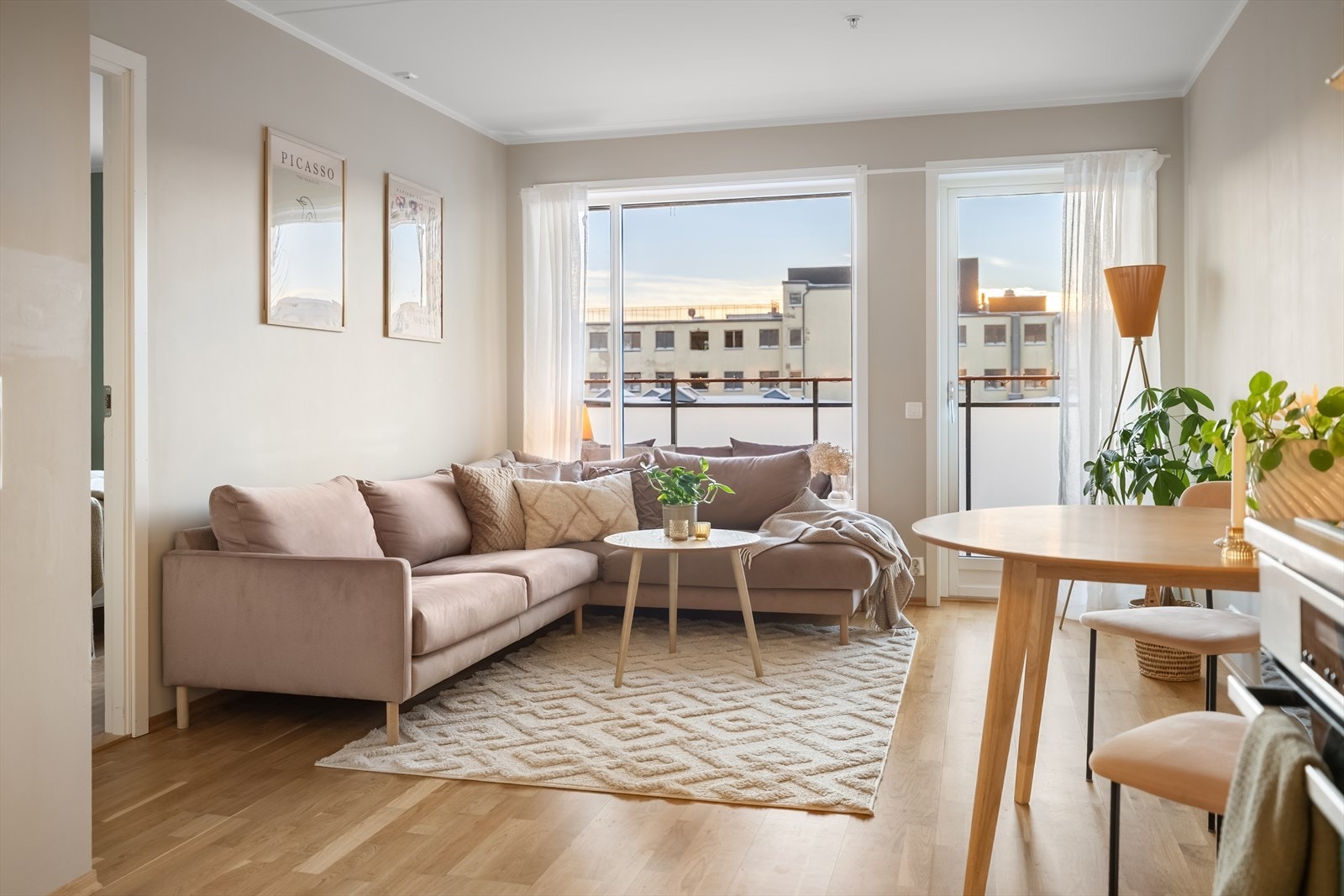 Drømmer du om en gjennomført 2-roms leilighet med åpen stue-/kjøkkenløsning, fine materialvalg og en lun balkong hvor du kan nyte hverdagen? Da bør du se nærmere på denne. Galleribilde