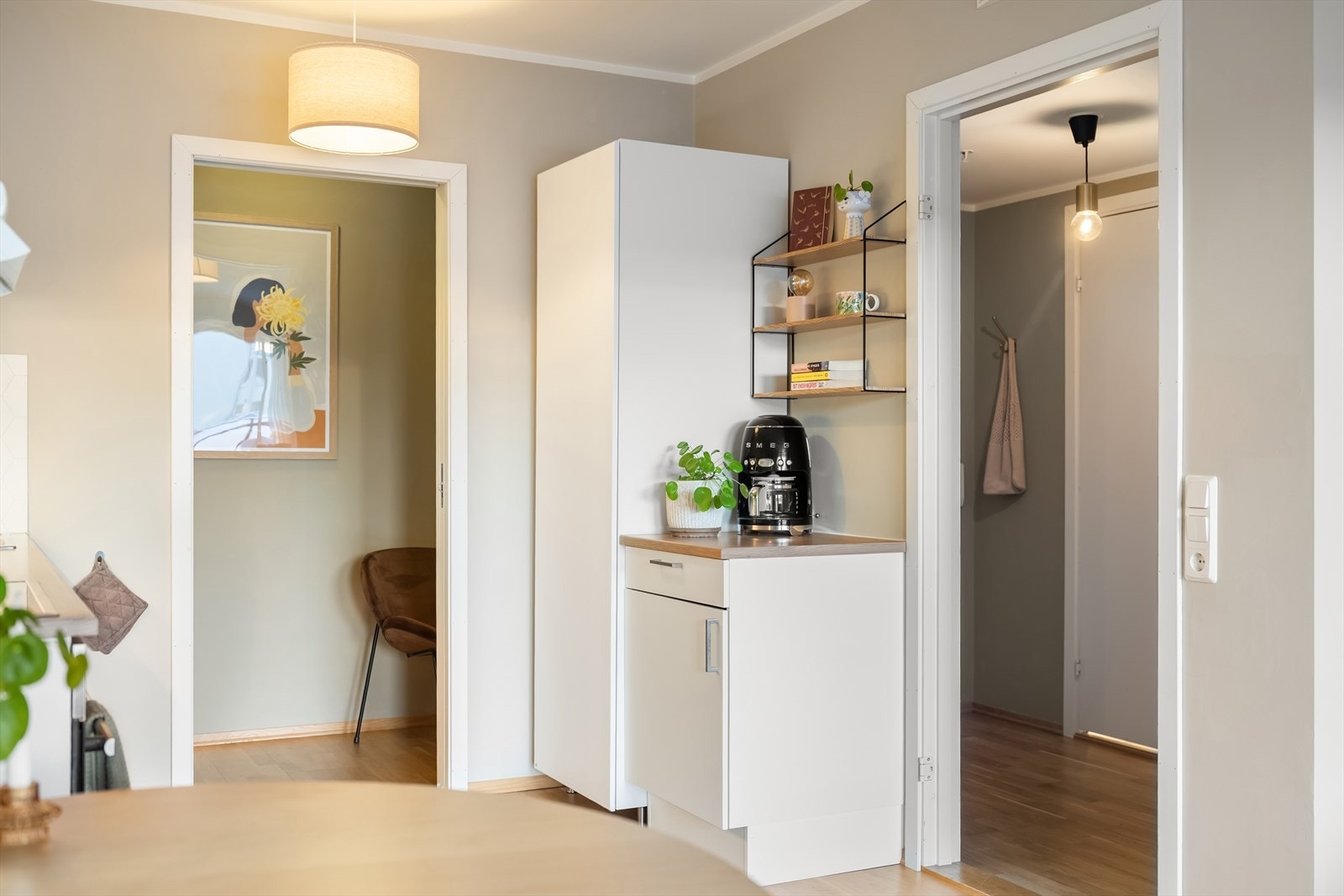 Det er integrerte hvitevarer bestående av platetopp, stekeovn og oppvaskmaskin, samt ventilator med mekanisk avtrekk. Galleribilde