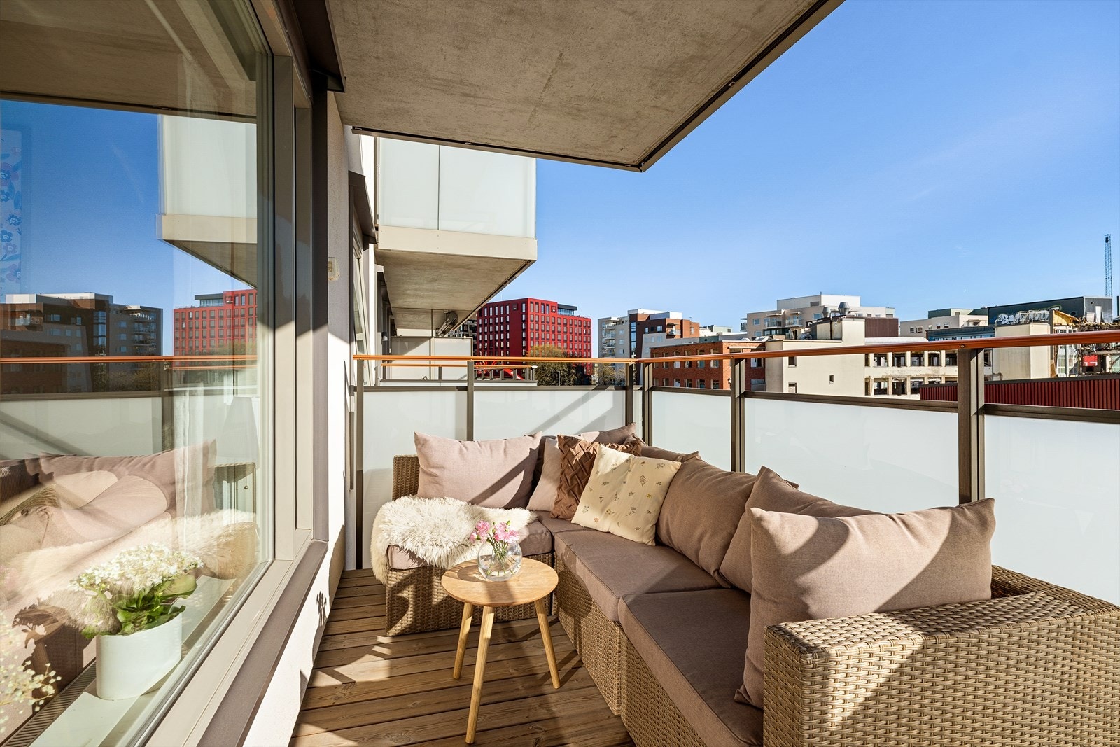 Balkongen er på ca 8 m² og gir god plass til både sittegruppe, beplantning og andre utemøbler, slik at du enkelt kan skape en lun og trivelig uteplass. Galleribilde