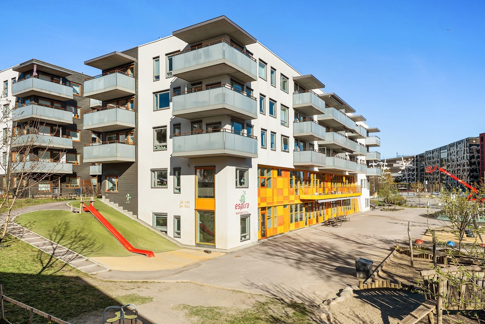 Lørenvangen 32 ligger sentralt til på Løren med kort vei til alt fra dagligvarebutikker, restauranter og et variert servicetilbud. Galleribilde