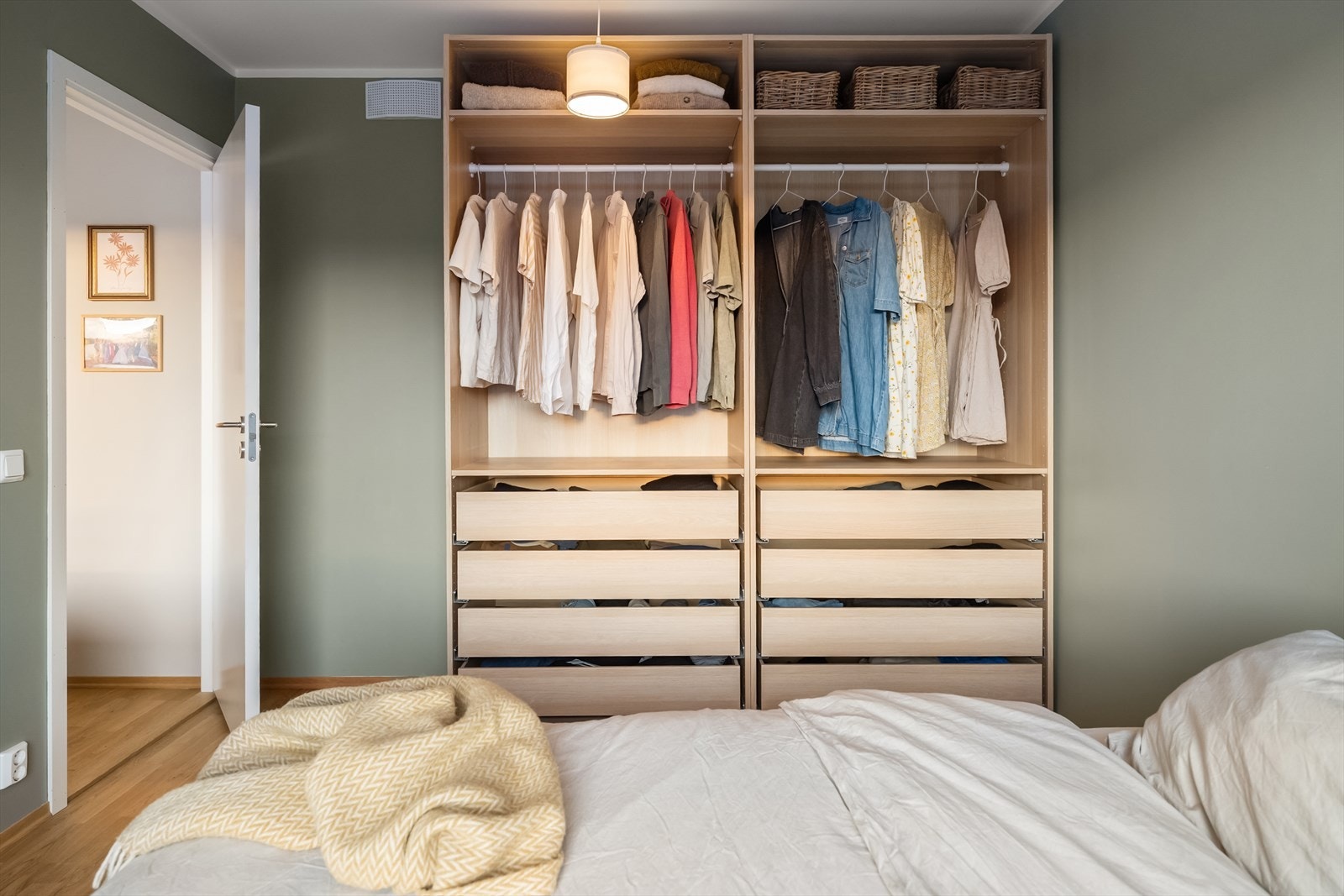 Rommet har plass til dobbeltseng og tilhørende nattbord, samt god oppbevaringsløsning for klær og personlig utstyr. Galleribilde