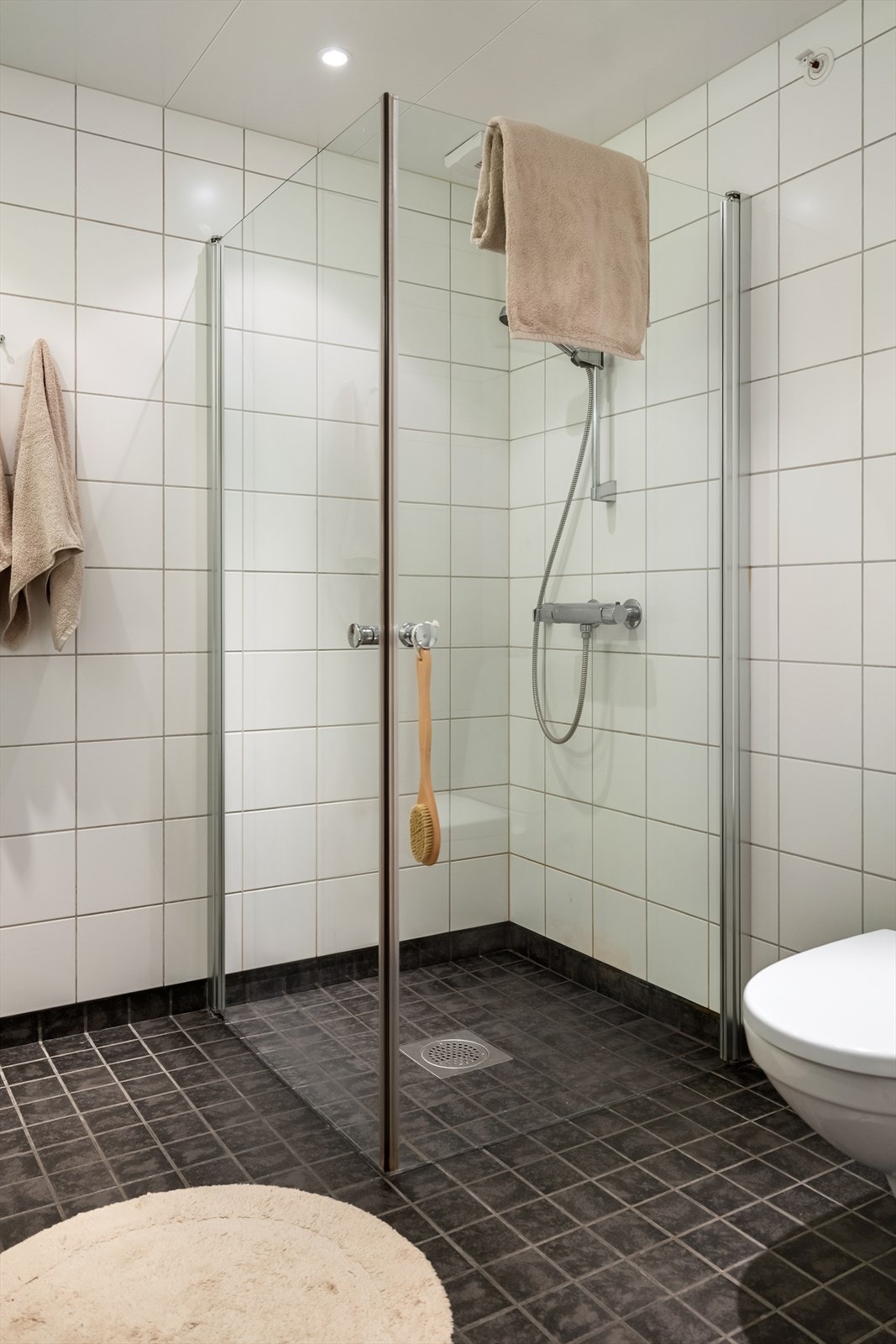 Rommet fremstår som funksjonelt og pent, med flislagte vegger og gulv, samt gulvvarme som gir god komfort. Galleribilde