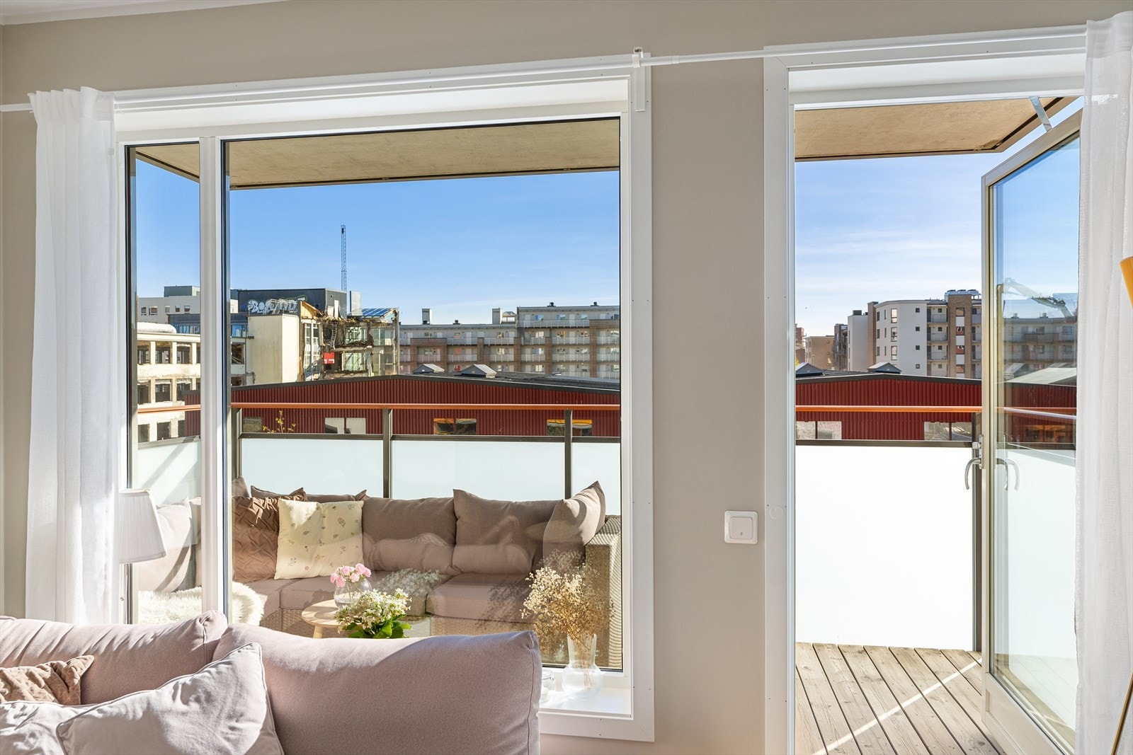 Fra stuen er det direkte utgang til en hyggelig balkong som fungerer som en naturlig forlengelse av oppholdsrommet. Galleribilde