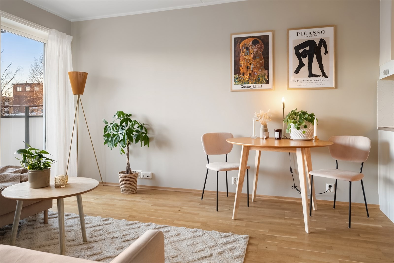 Her er det god plass til både sofagruppe og spisebord, noe som gjør rommet ideelt for både avslapning og sosiale sammenkomster. Galleribilde