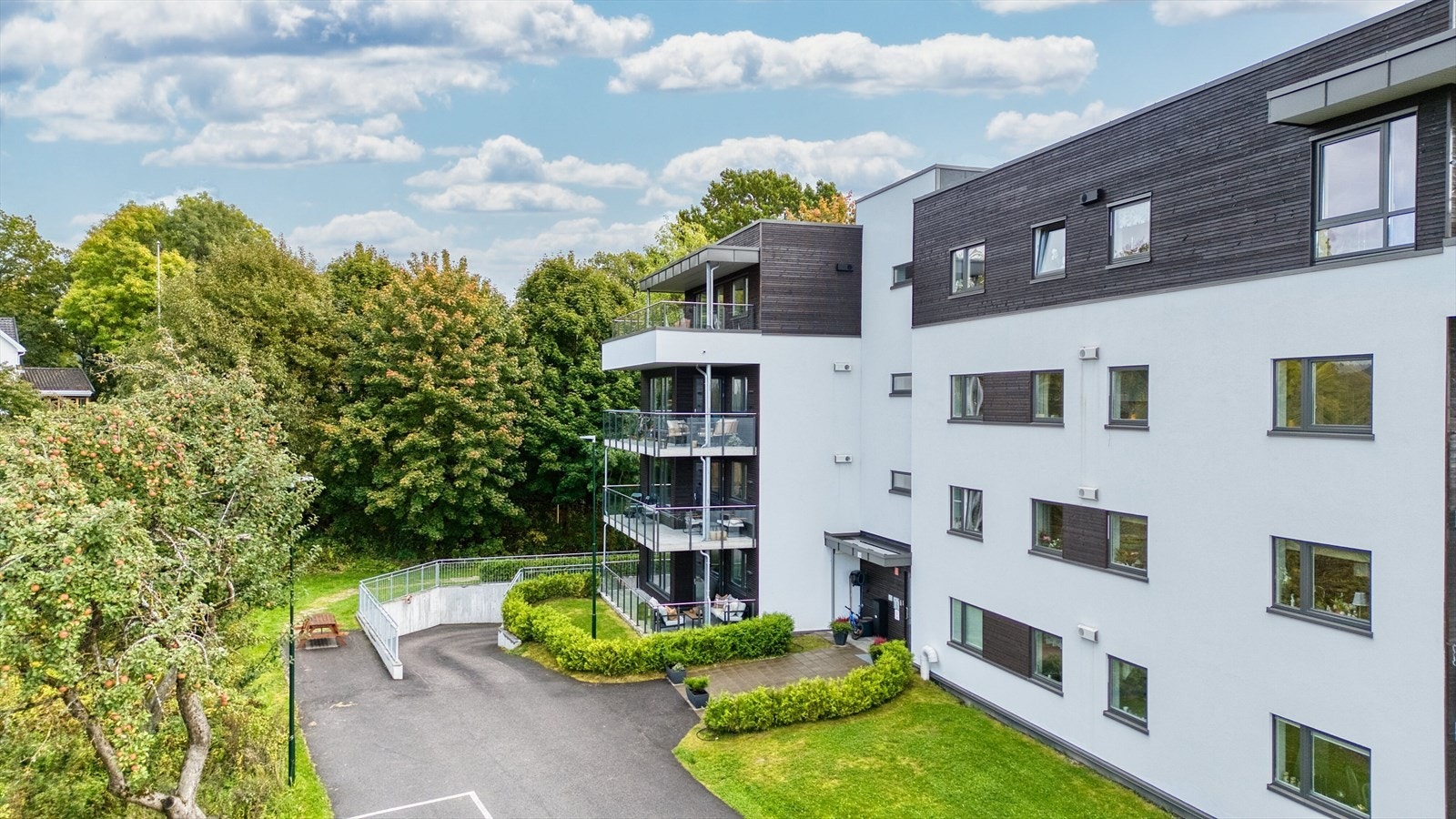 Dette borettslaget ligger med kort gåavstand til skoler, barnehager og Borgeåsen senteret med bla matbutikk og apotek Galleribilde