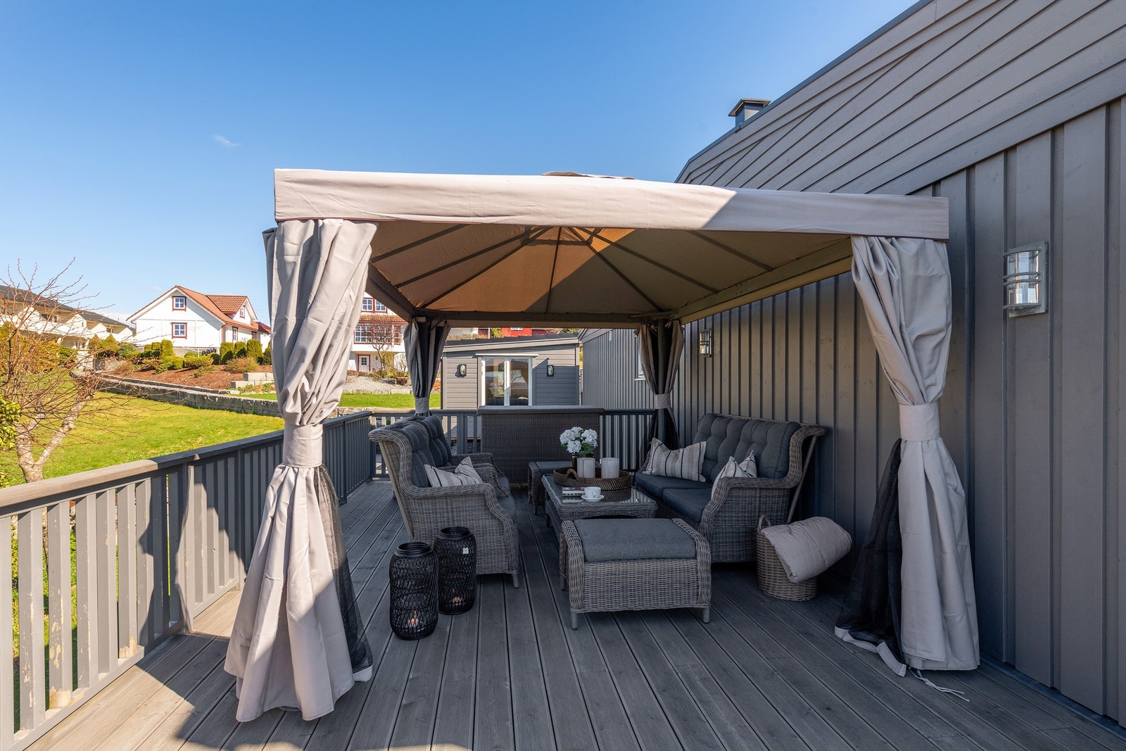Stuen åpner opp mot en romslig vestvendt terrasse på 37 m² med gode solforhold og fine oppholdssoner. Terrassen er utvidet mot nord (ikke omsøkt/godkjent) Galleribilde
