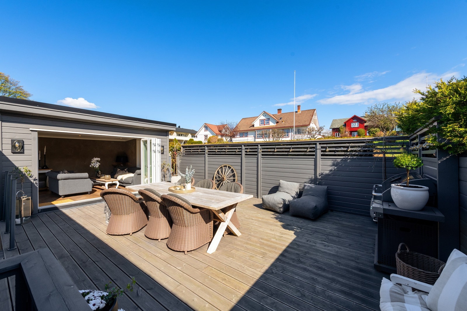 Her er det god plass til både spisebord og grill, perfekt for sommerkvelder Galleribilde