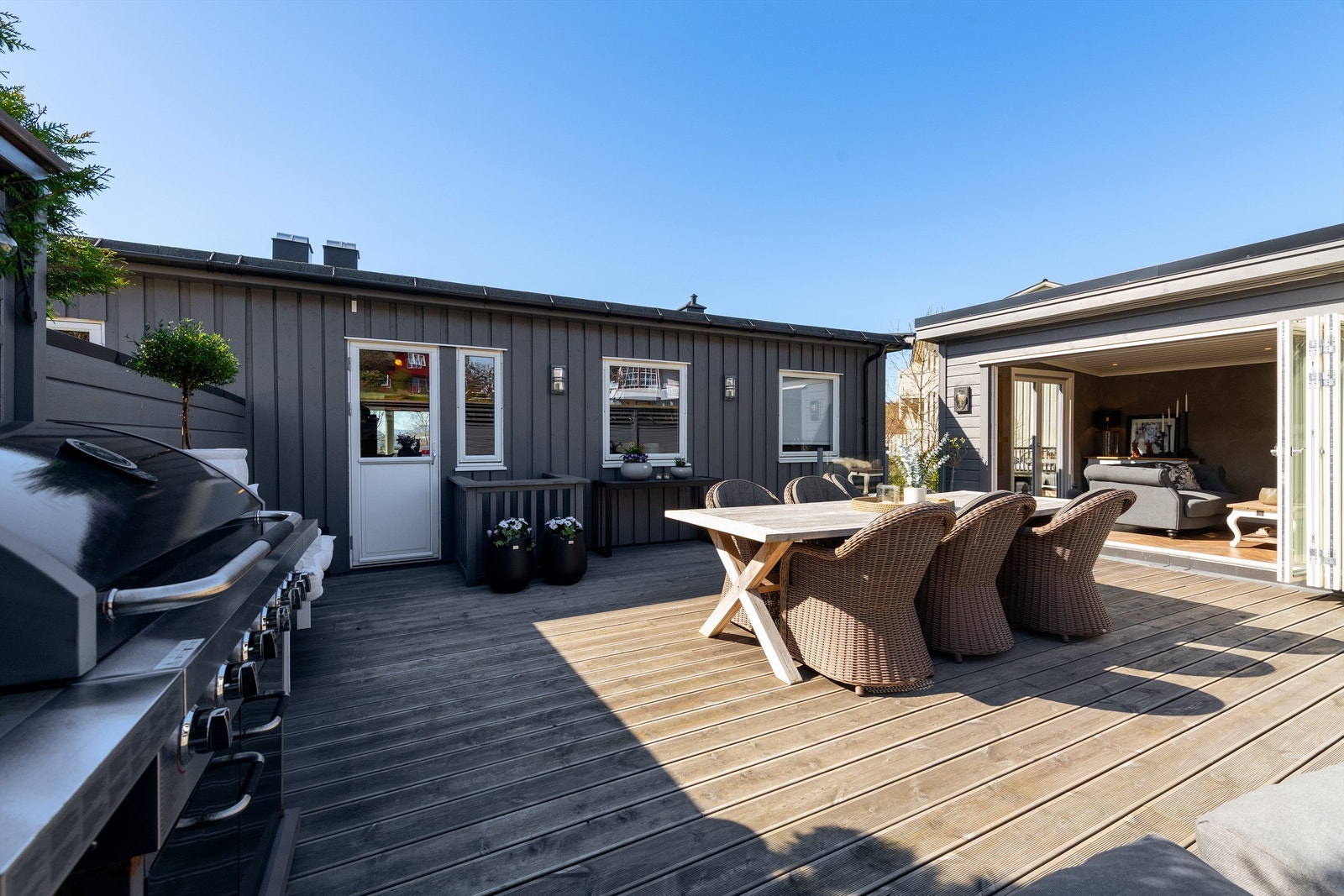 Terrassen på 46 m² er et naturlig samlingspunkt til grilling og sosialt samvær Galleribilde