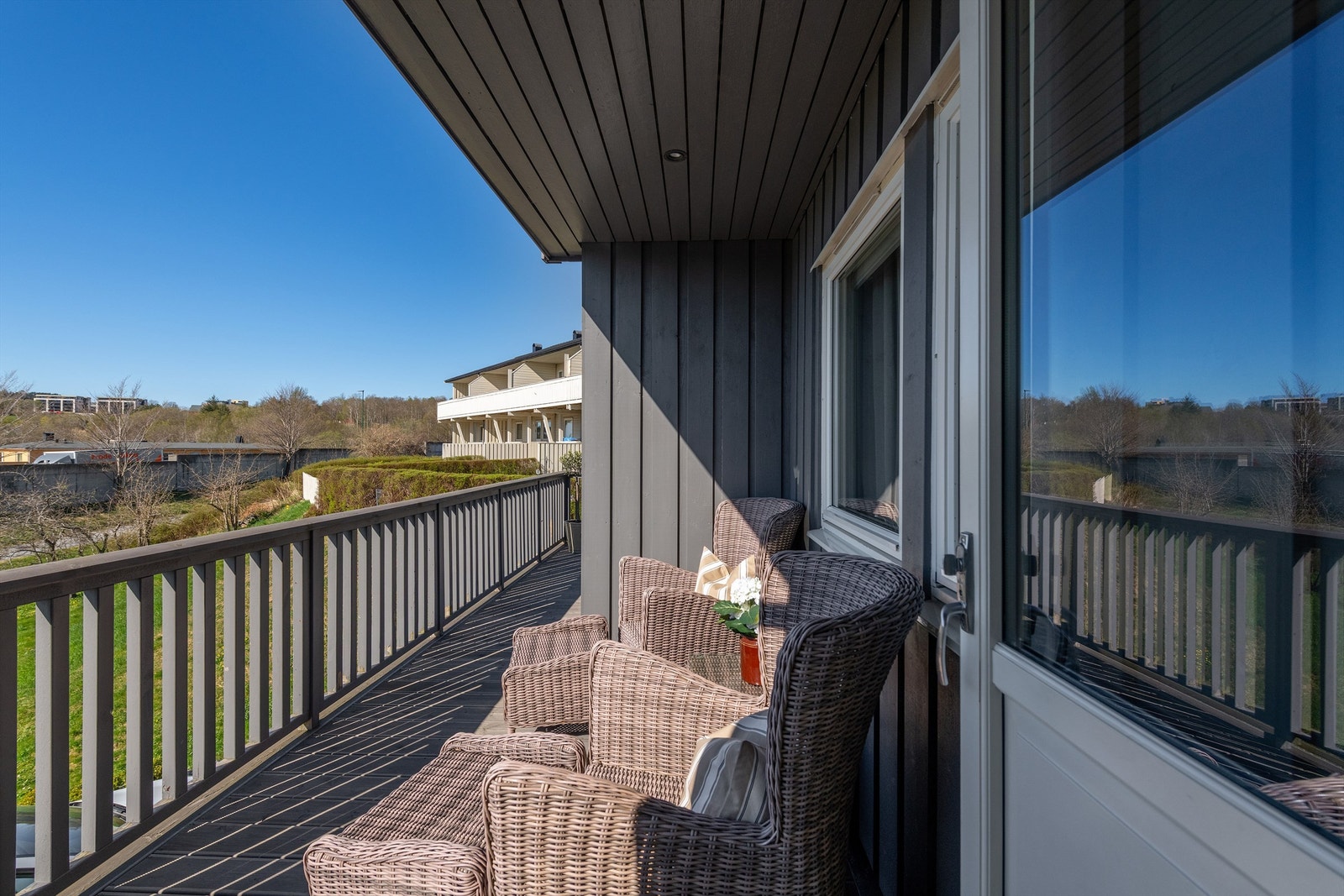 En lun og usjenert krok på terrassen, perfekt for avslapning Galleribilde