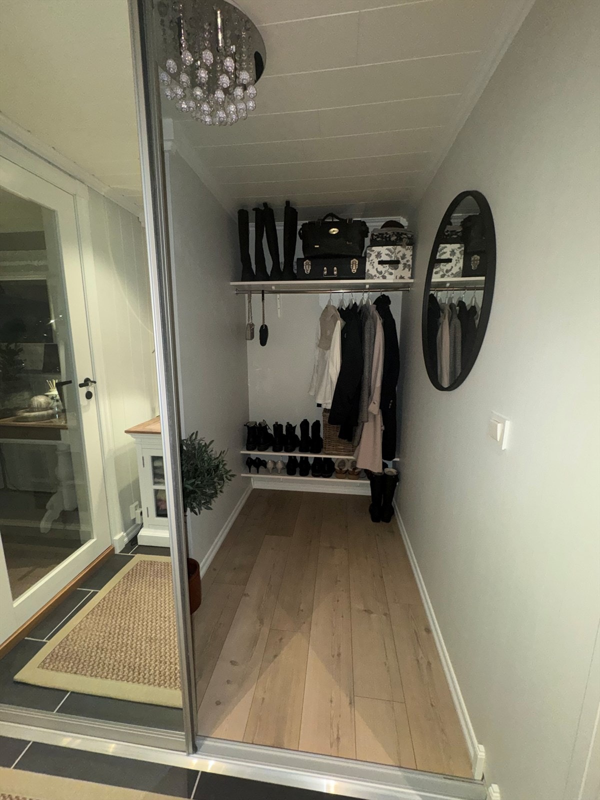 Stor og god garderobe med speil skyvedører Galleribilde