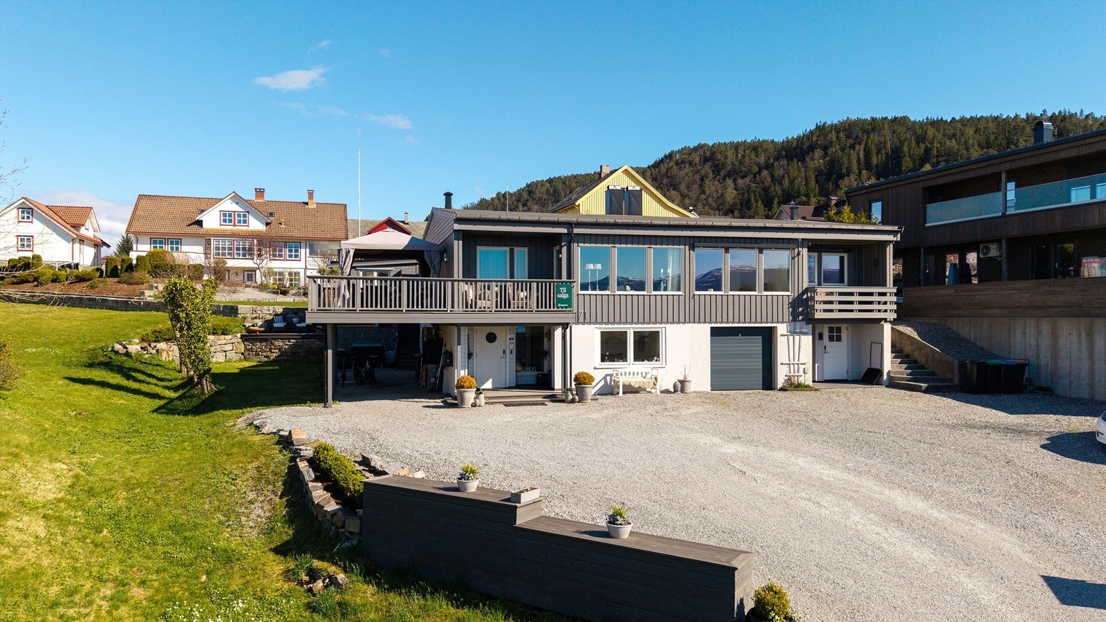 Fasade og godt med parkering på tomten Galleribilde