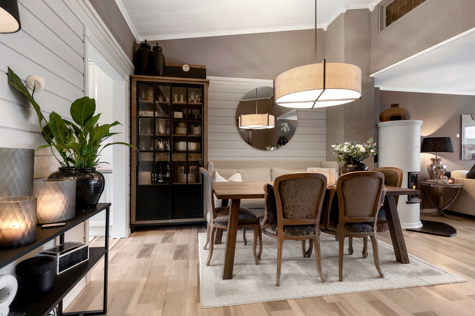 Spisestuen har god plass til et stort spisebord for hyggelige sammenkomster Galleribilde