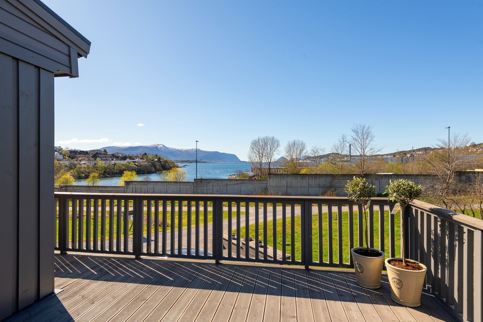 Herfra har du gode solforhold og en flott utsikt over nærområdet og fjorden Galleribilde