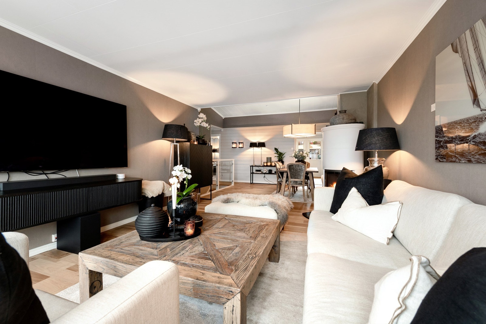Stuen har god plass til stor sofagruppe, perfekt for avslapning og sosiale stunder Galleribilde