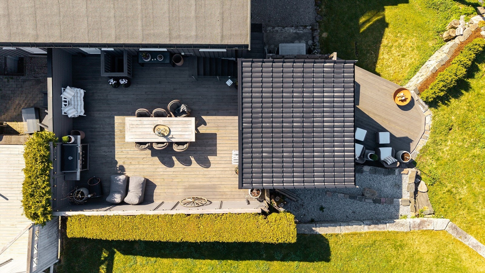 Dronebilde av terrassen og uteområdet sett fra fugleperspektiv Galleribilde
